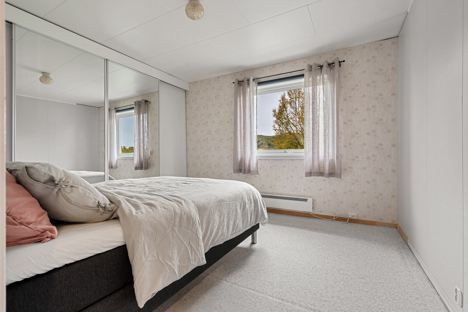 Hovedsoverom med heldekkende skyvedørsgarderobe og speildører. Galleribilde