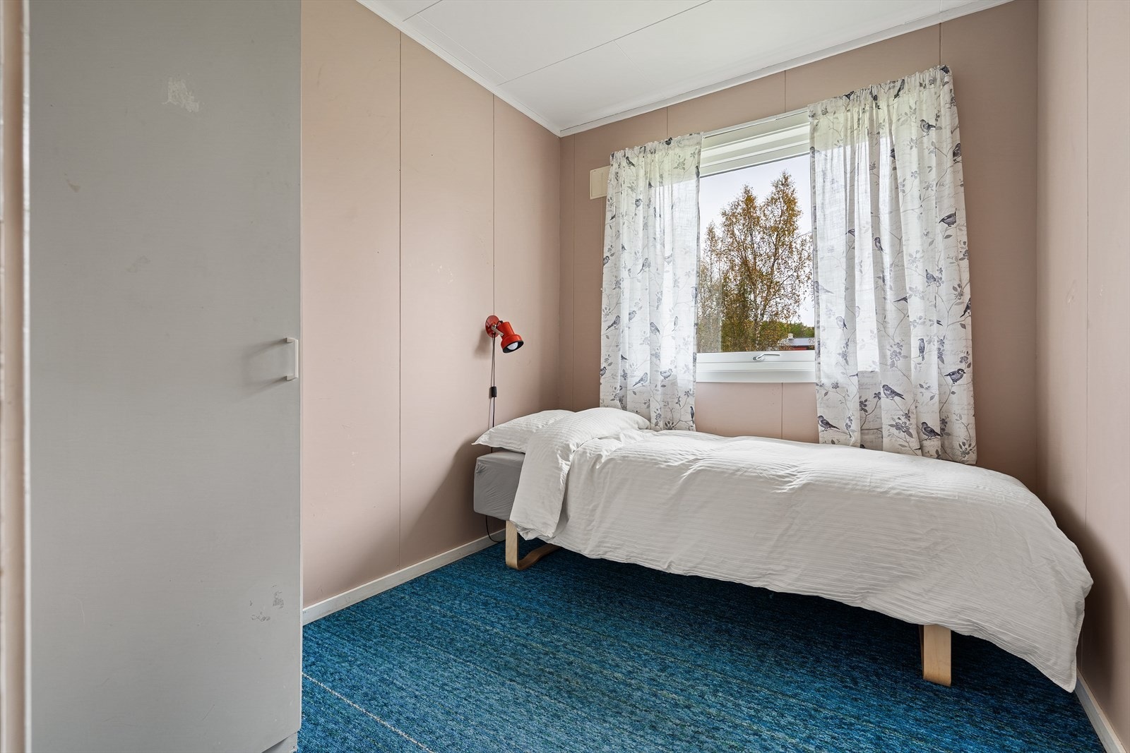 Soverom 2 innredet med teppegulv og garderobeskap. Galleribilde