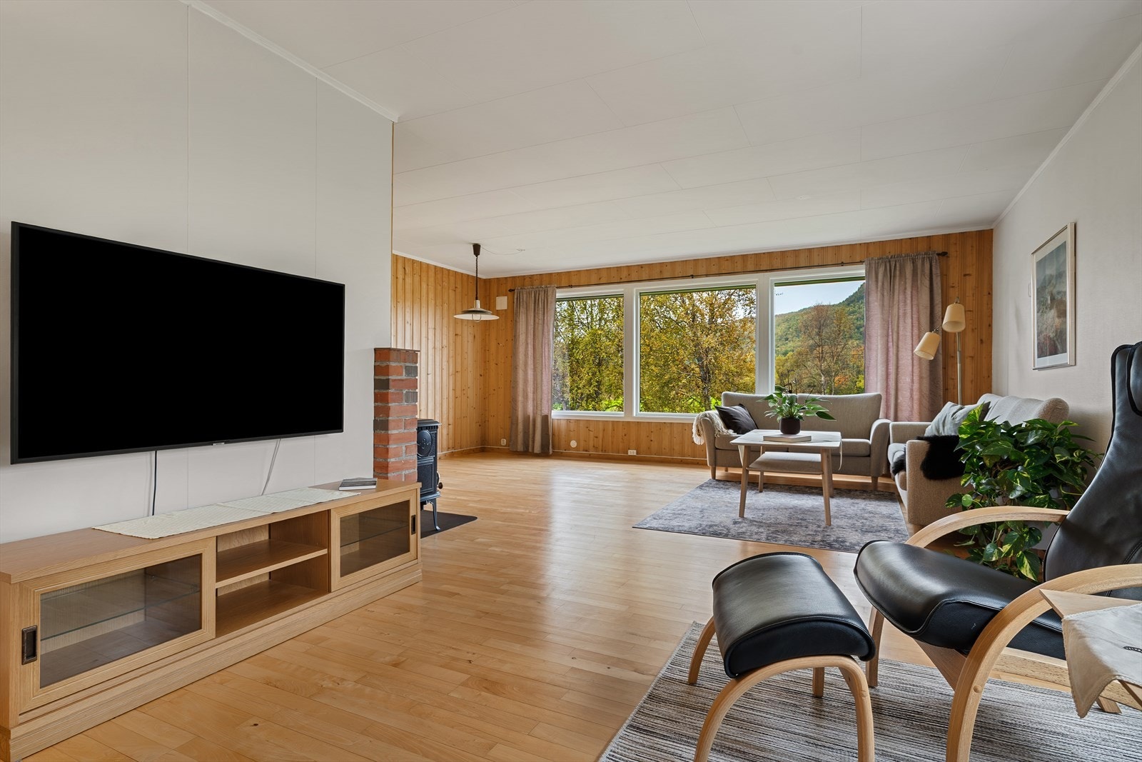 Luftig romfølelse og fleksible møbleringsmuligheter i stuen. Galleribilde