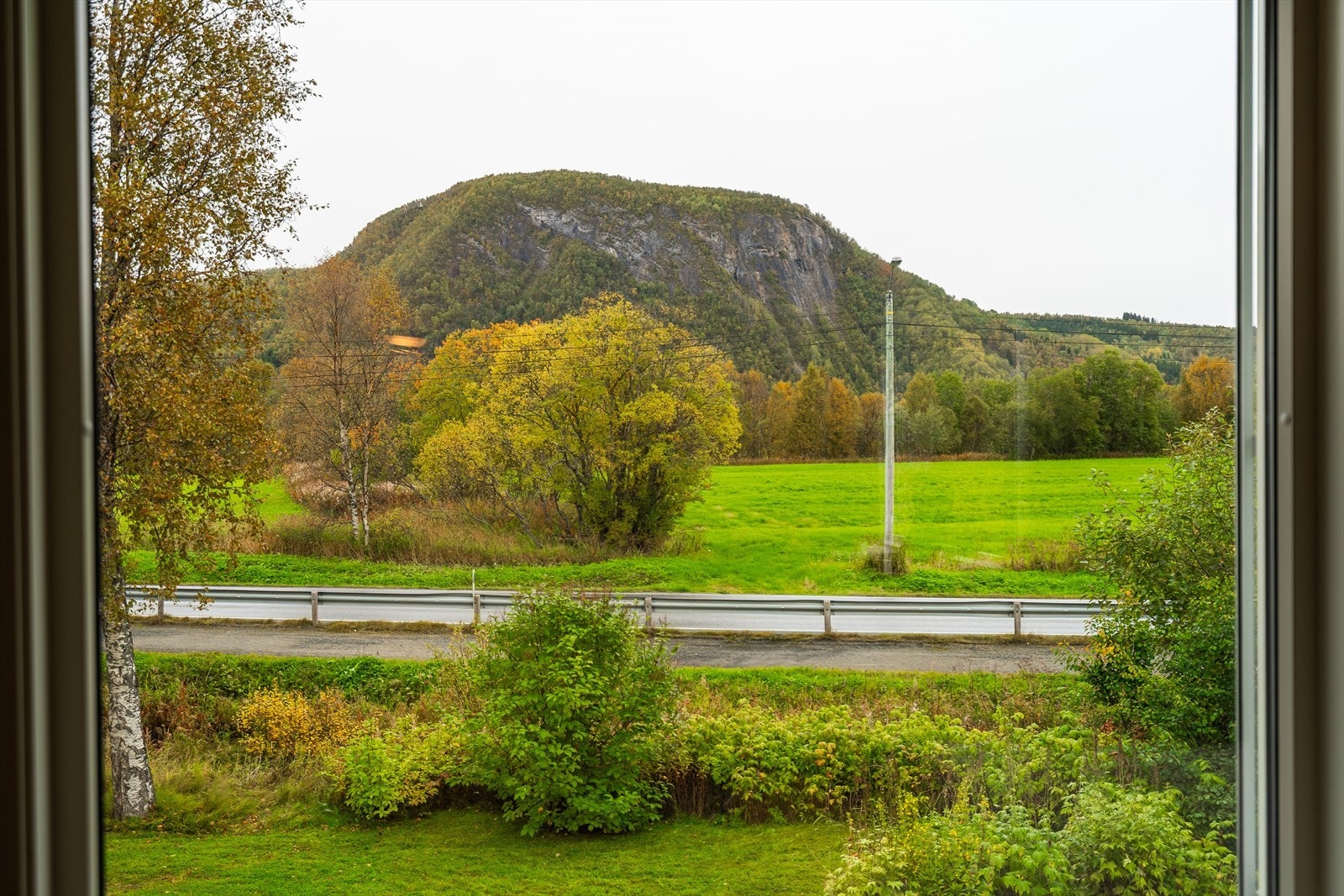 Utsyn mot det karakteristiske fjellandskapet fra boligens vindu. Galleribilde