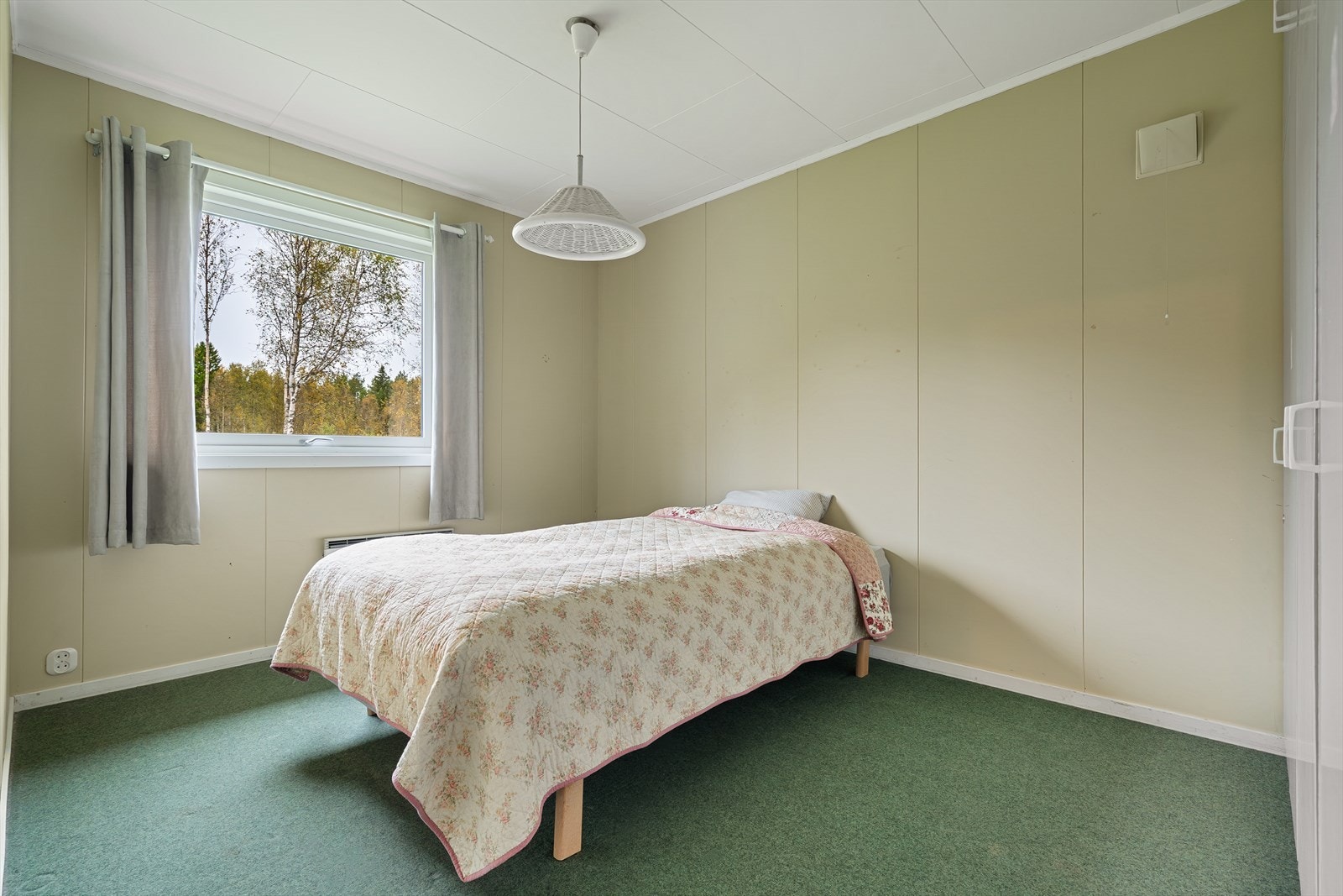 Soverom 3 i hovedetasjen med teppegulv og integrert garderobe. Galleribilde