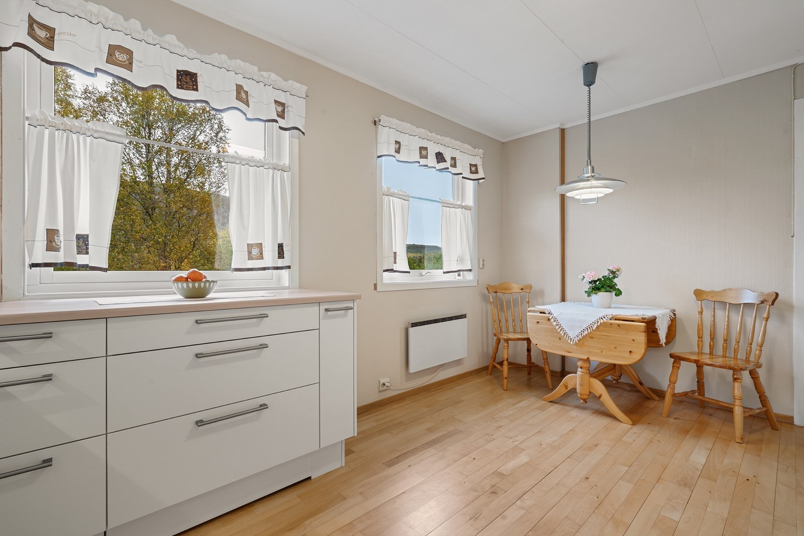 Kjøkkenet har god plass til spisebord og utsyn mot hagen. Galleribilde