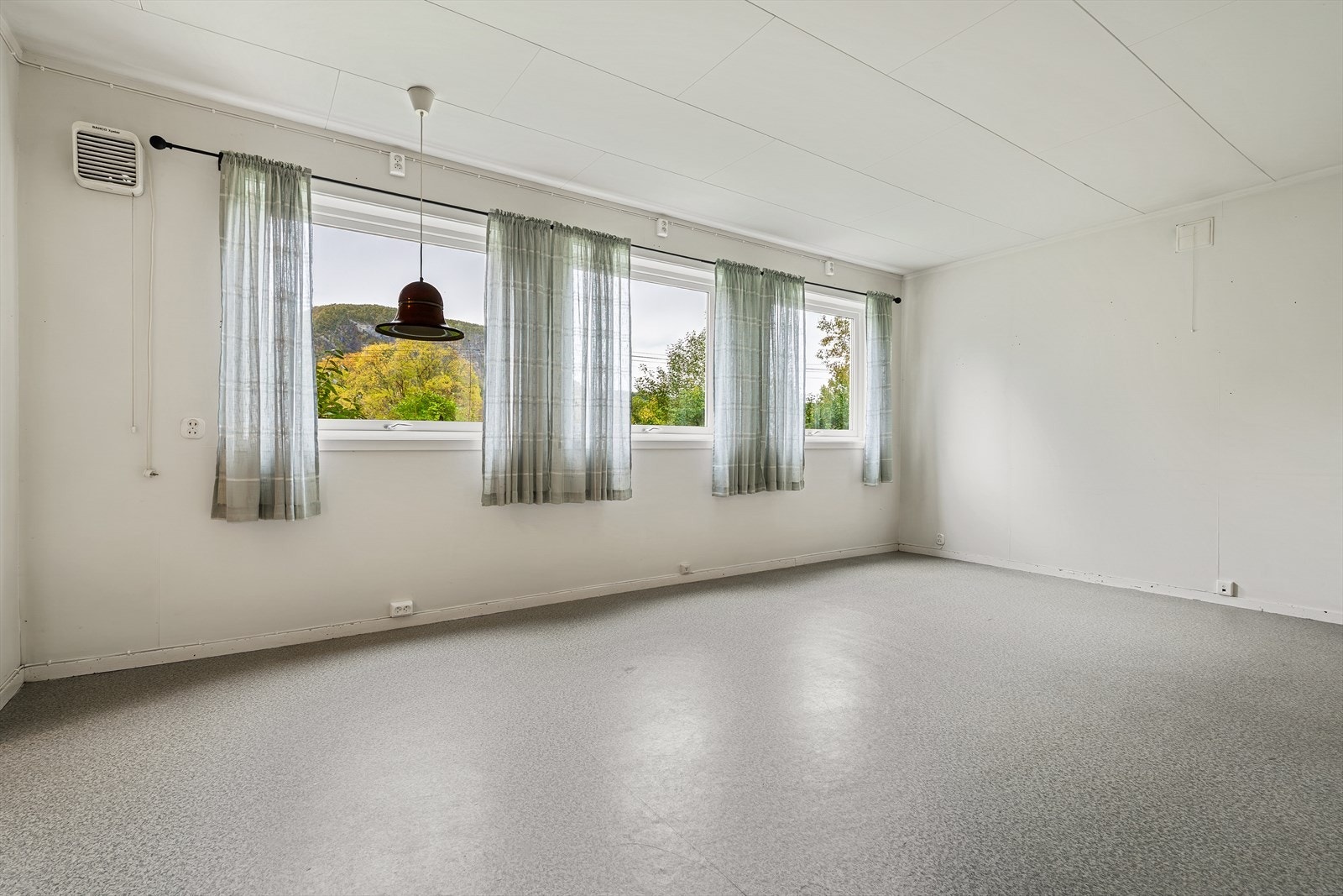 Stuen i kjelleretasjen har god plass til både sofagruppe og spisebord. Galleribilde