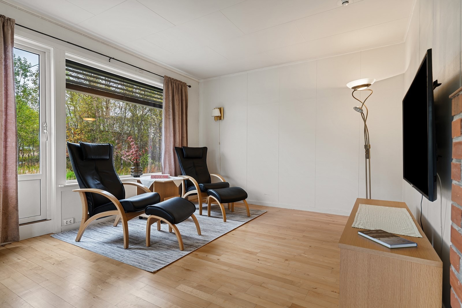 Egen TV-krok i stuen med adkomst ut til terrasse Galleribilde