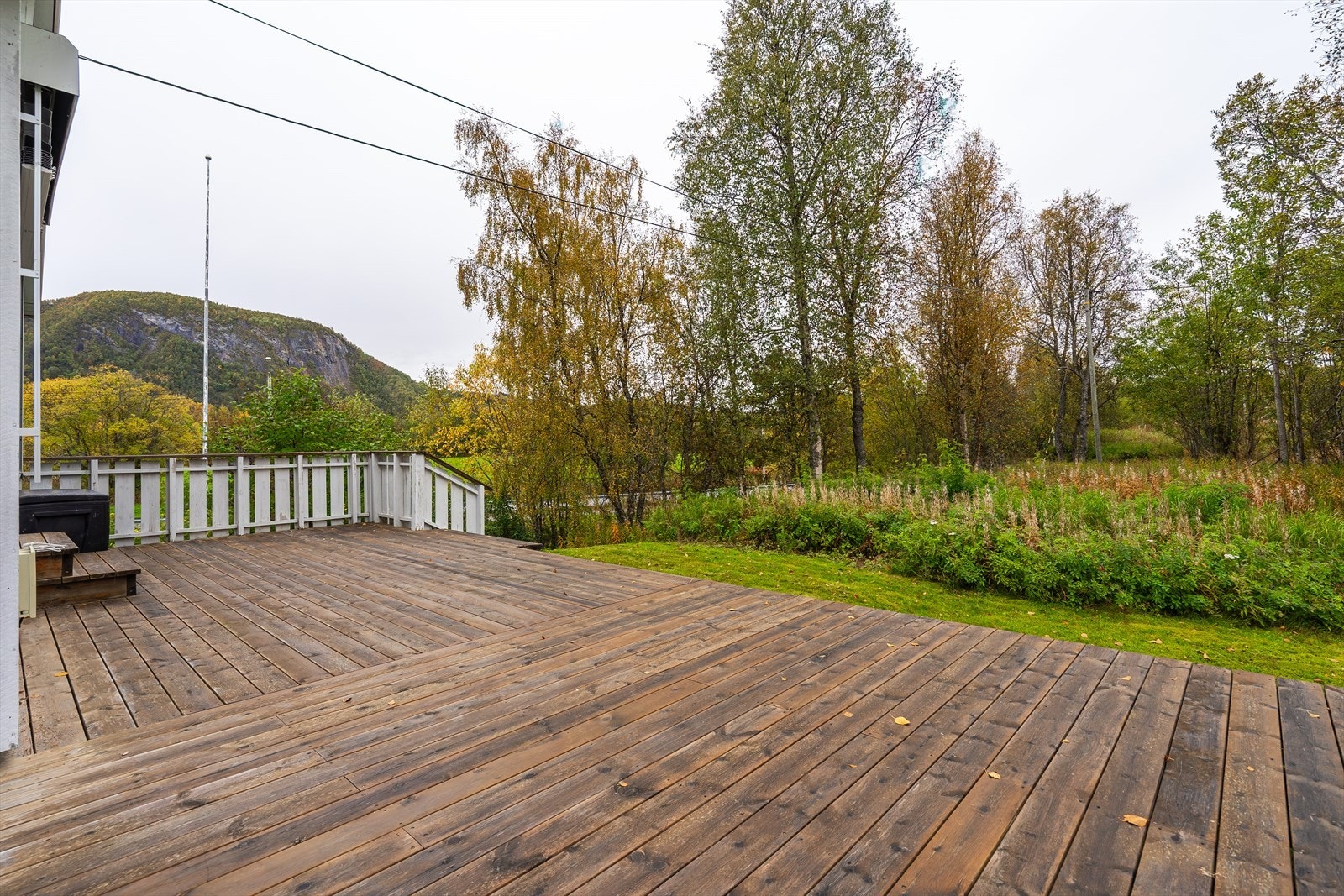 Verandaen har flott utsyn mot de omkringliggende naturområdene. Galleribilde