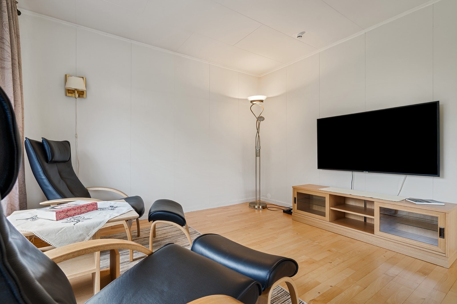 Veggflater utført med kombinasjon av malte plater og trepanel. Galleribilde