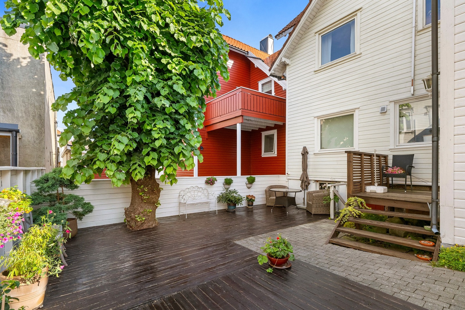 Uteområdet ligger i bakgården og deles med den andre seksjonen, men er innrettet slik at hver seksjon har sin egen sone i følge selger. Galleribilde
