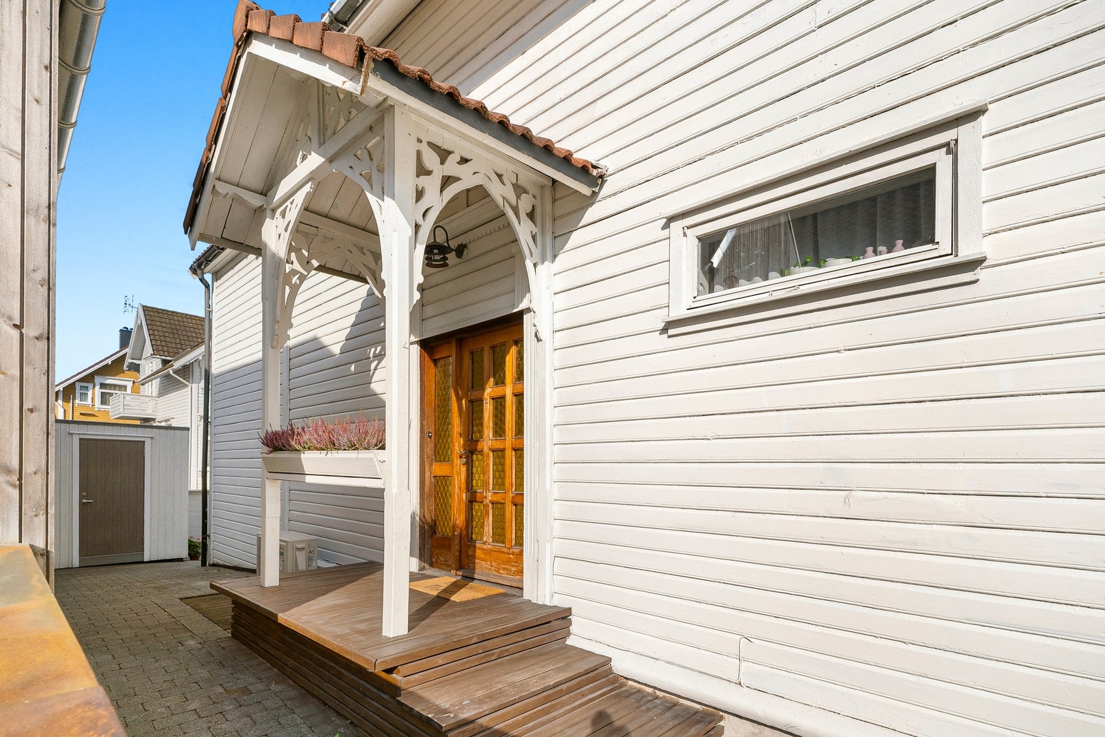 Boligen har en attraktiv og sentral beliggenhet på Våland, et av Stavangers mest etablerte og populære boligområder. Galleribilde