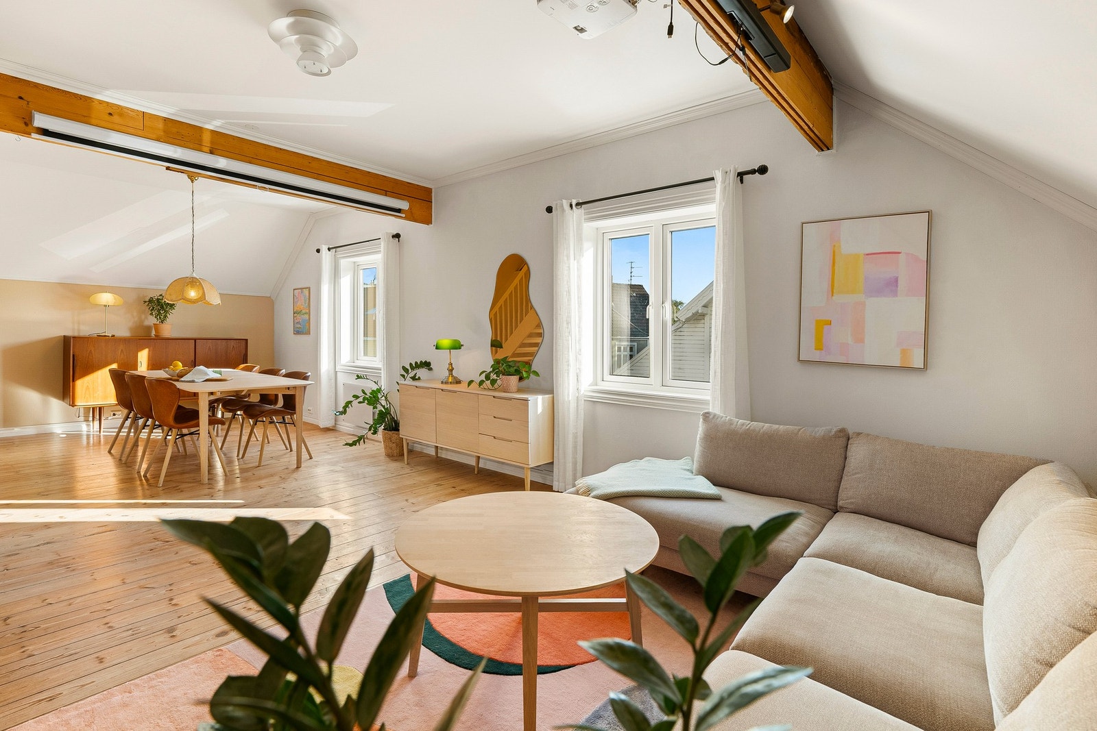 Velkommen til Torbjørn Hornkloves gate 1 D - en sjarmerende og innholdsrik leilighet i tomannsbolig, over to plan, med uteplass i bakgården. Galleribilde