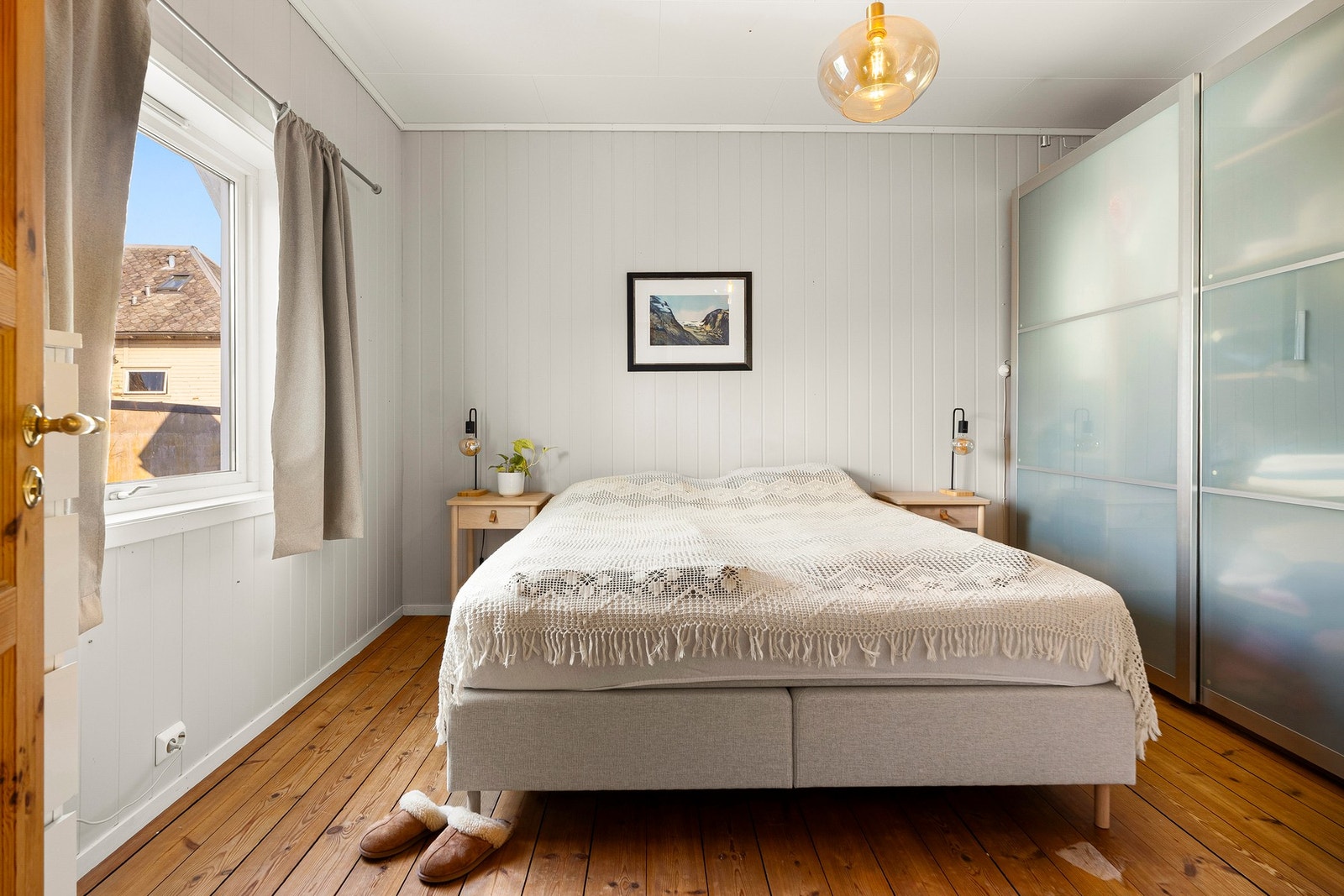 Langs den ene veggen er det en stor garderobeløsning som gir svært gode oppbevaringsmuligheter og bidrar til en ryddig og praktisk soveromsavdeling. Galleribilde
