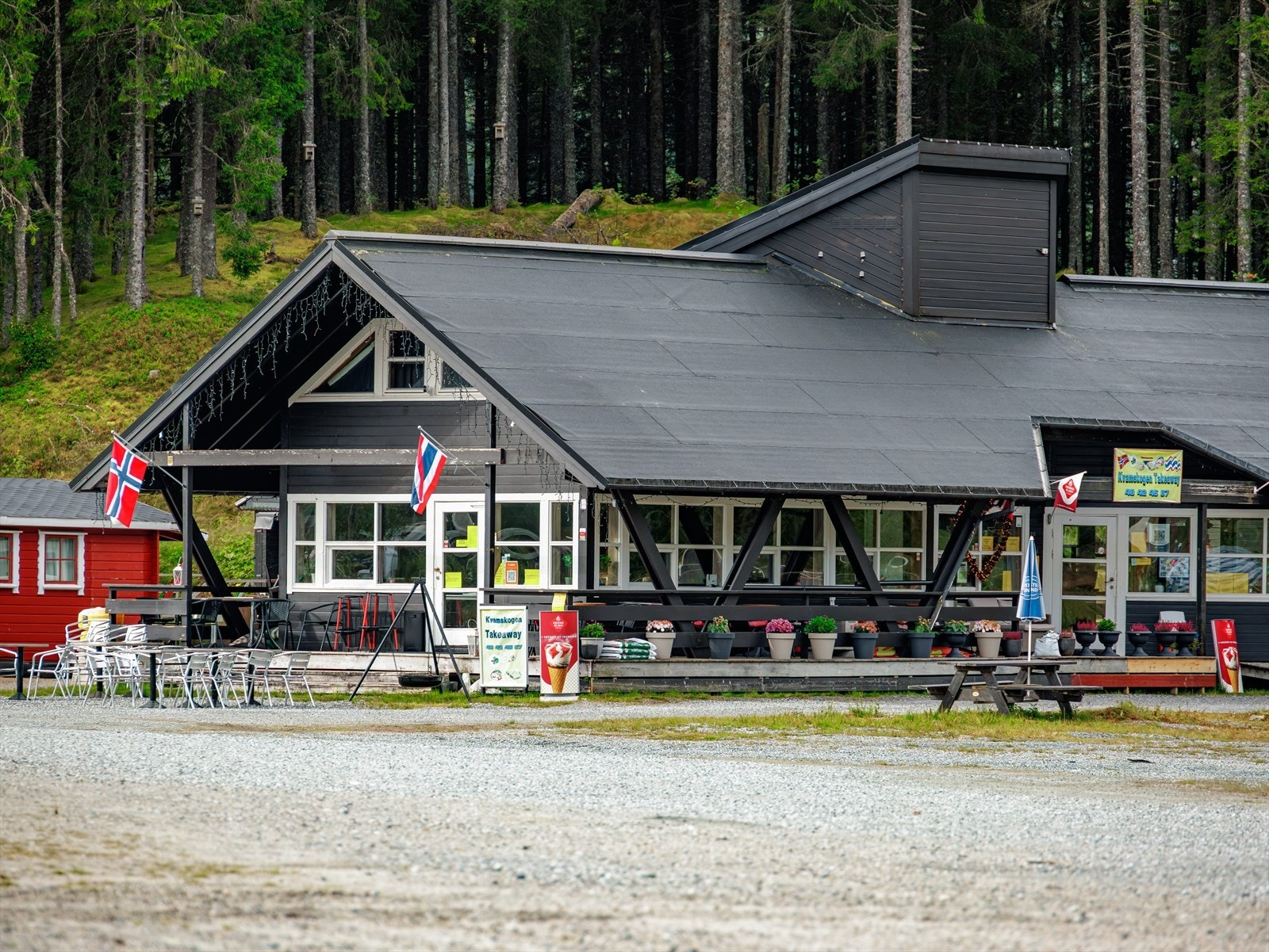 Dagligvarehandel finner du på Kvamskogen Landhandleri, eller hva med Thaimat like ved? Galleribilde