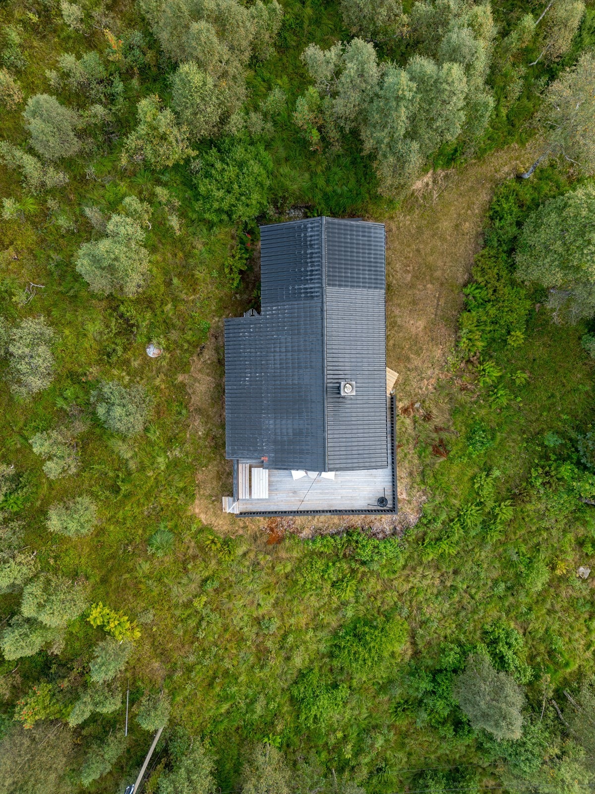 Eiendommen har en romslig eiertomt på ca. 3 238 m² som ligger i naturskjønne omgivelser uten å få andre hytter innpå seg Galleribilde