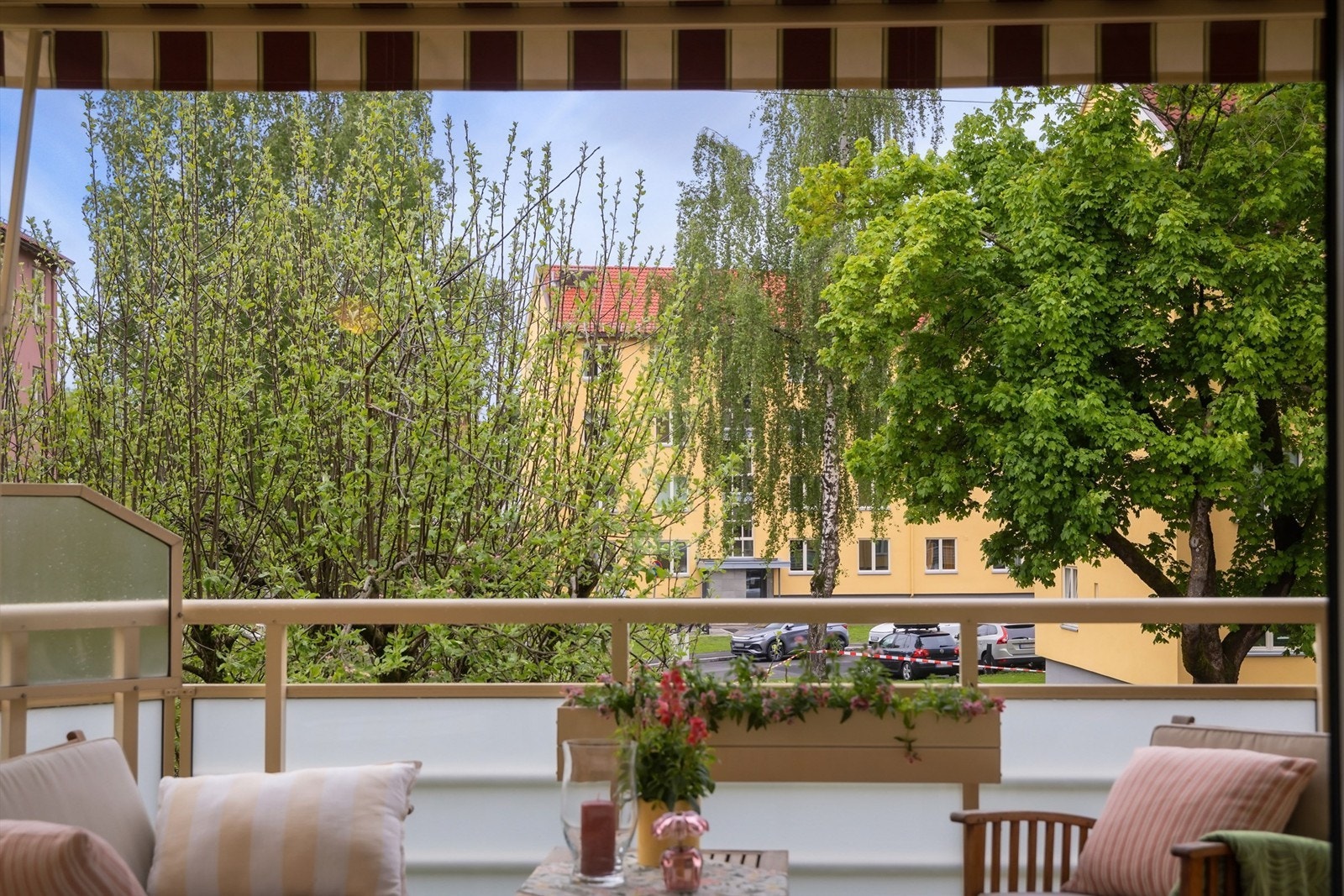 Innbydende balkong på ca. 10 m², med solid betongkonstruksjon, trefliser på gulvet og stilrent rekkverk i stålkonstruksjon med frostet glass. Gulvet ble lagt nytt i 2026 og gir balkongen et pent og oppdatert uttrykk. Galleribilde