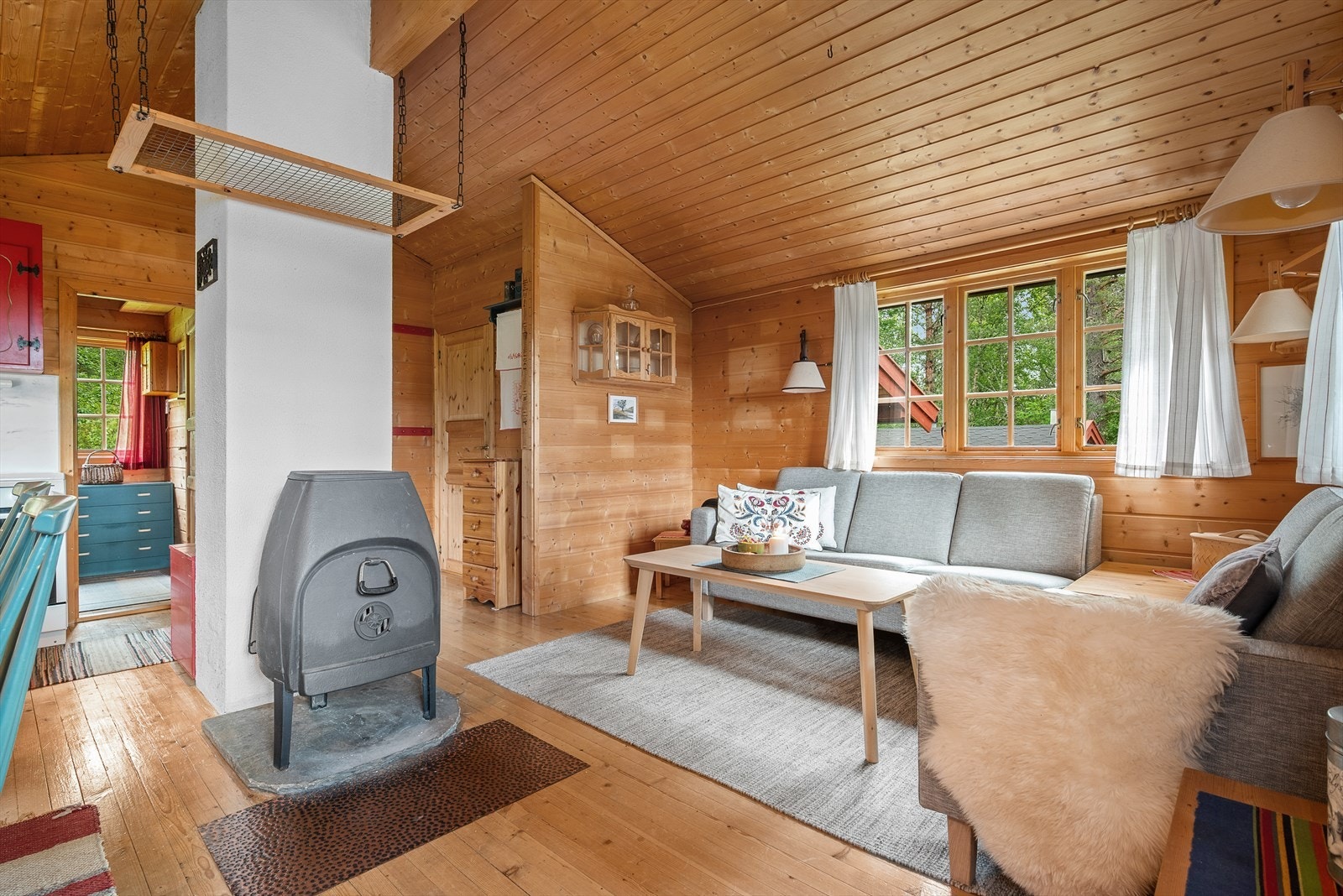 Rommet ligger ellers åpent mot gangen , hvor det er adkomst til to gode soverom. Galleribilde