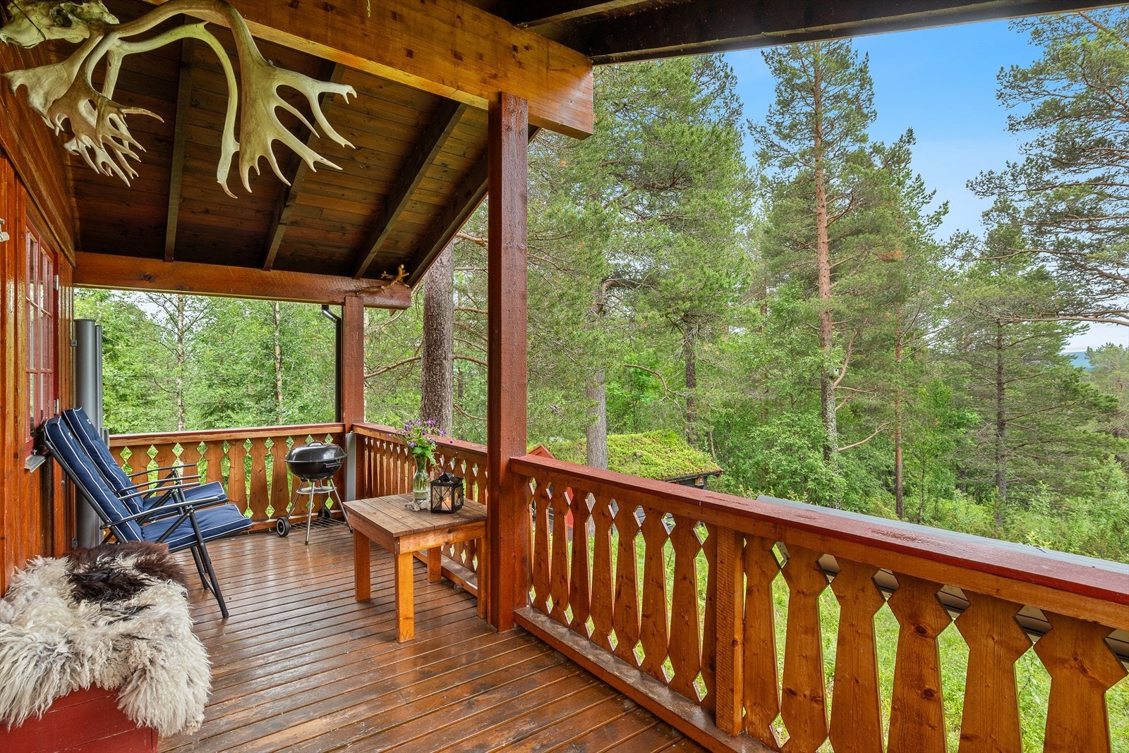 Verandaen har overbygg som gir god skjerming. Galleribilde
