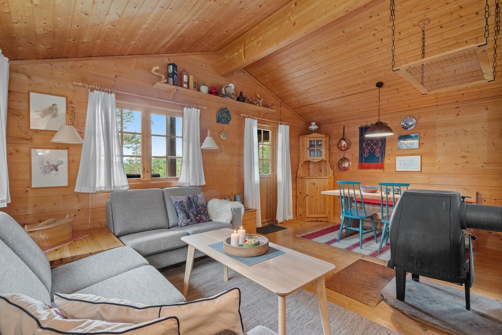 En vedovn er plassert i midten av rommet og gir ekstra hygge. Galleribilde