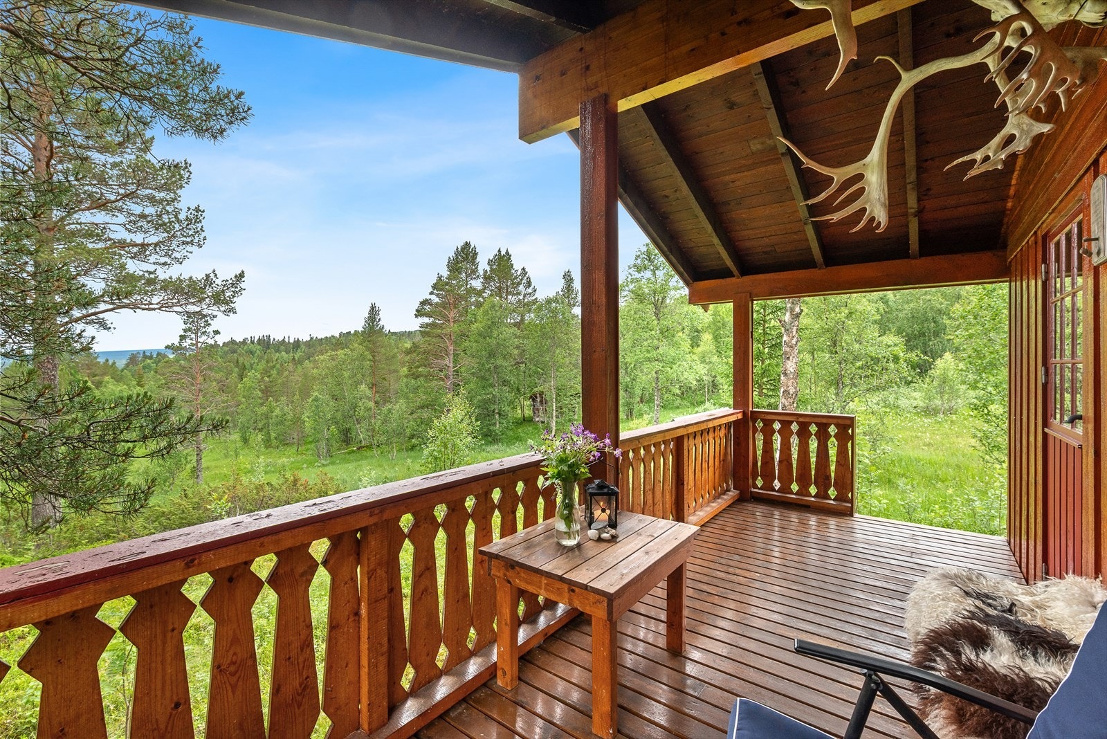 Fra verandaen er utsikten flott til naturen og landskapet. Galleribilde