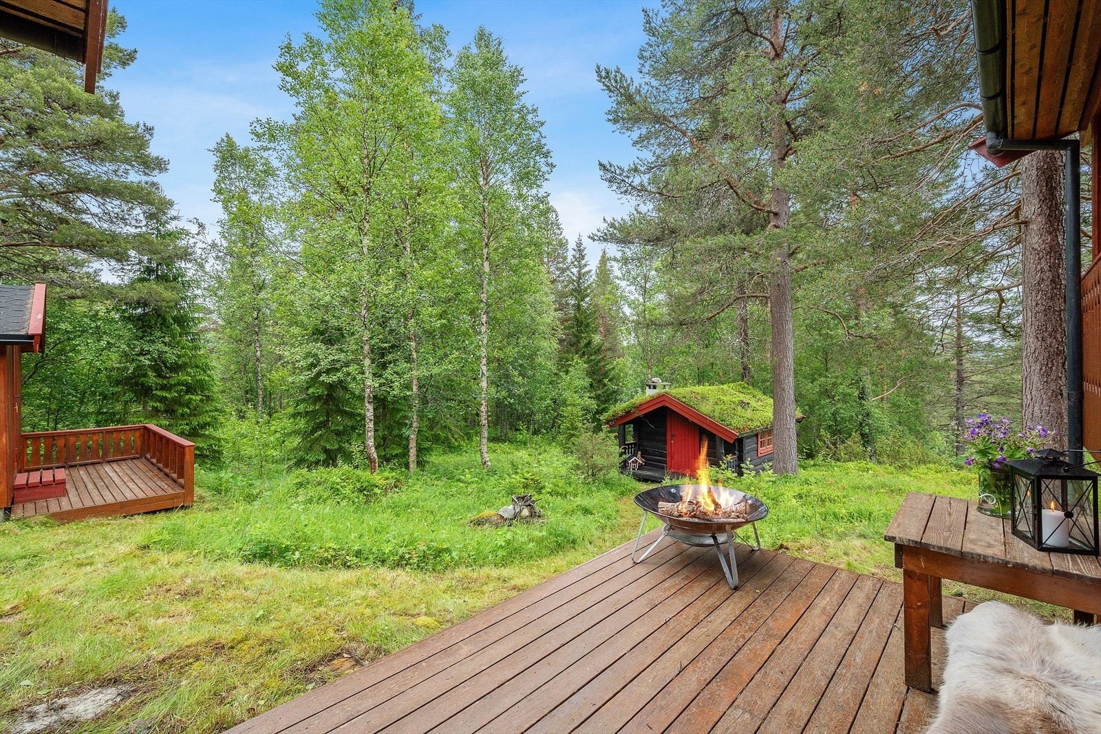 Tomten ligger omkranset av skog som gir rikelig med privatliv. Galleribilde