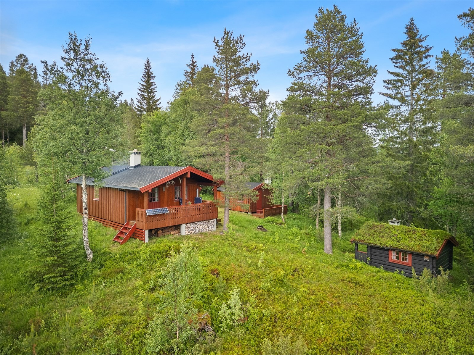 Eiendommen er bebygd med hytta + 2 anneks. Hytta har en overbygd veranda på 8,5 kvm, samt en markterrasse på 6 kvm og en veranda på 3 kvm. Galleribilde