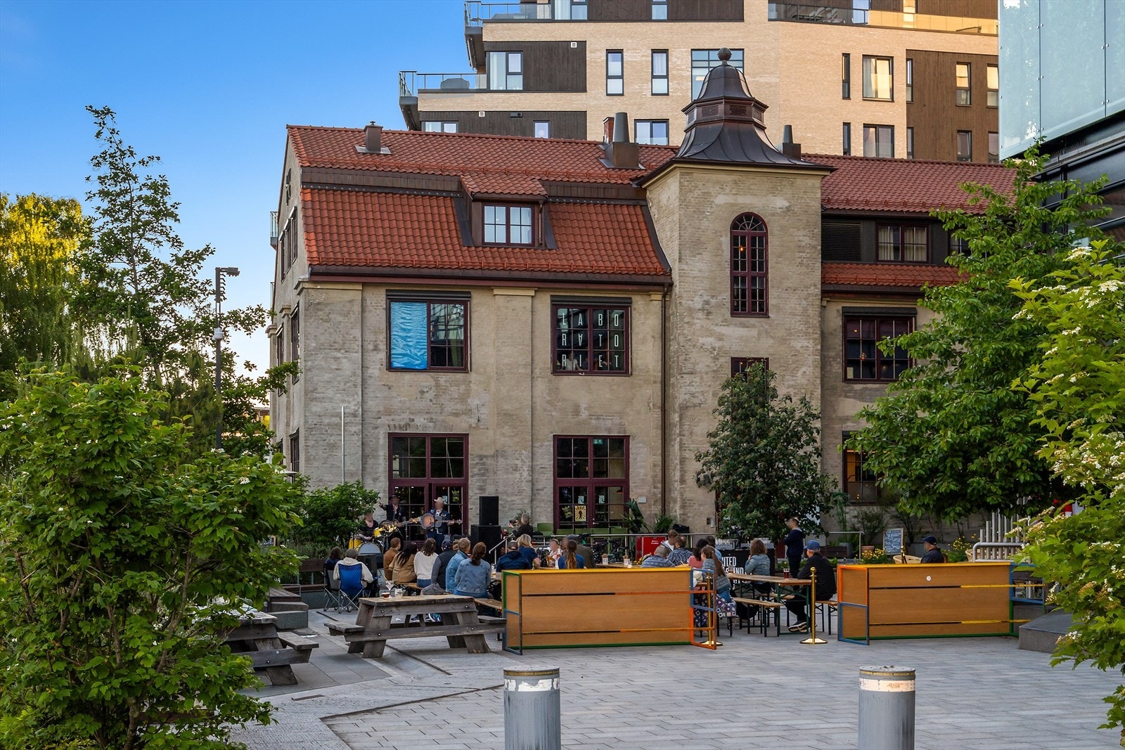 Det som gjør området ekstra attraktivt er den sjeldne kombinasjonen av storbyliv og nabolagsfølelse. Her finner du et levende lokalmiljø med møteplasser og aktiviteter gjennom hele året. Galleribilde