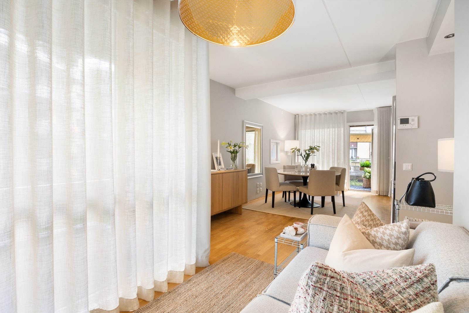 Romslig stue med flere oppholdssoner. Galleribilde