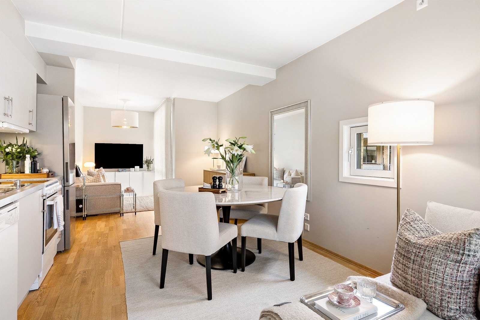 Stuen byr på flere soner, med god plass til både sofagruppe, spiseplass og øvrig møblering. Galleribilde