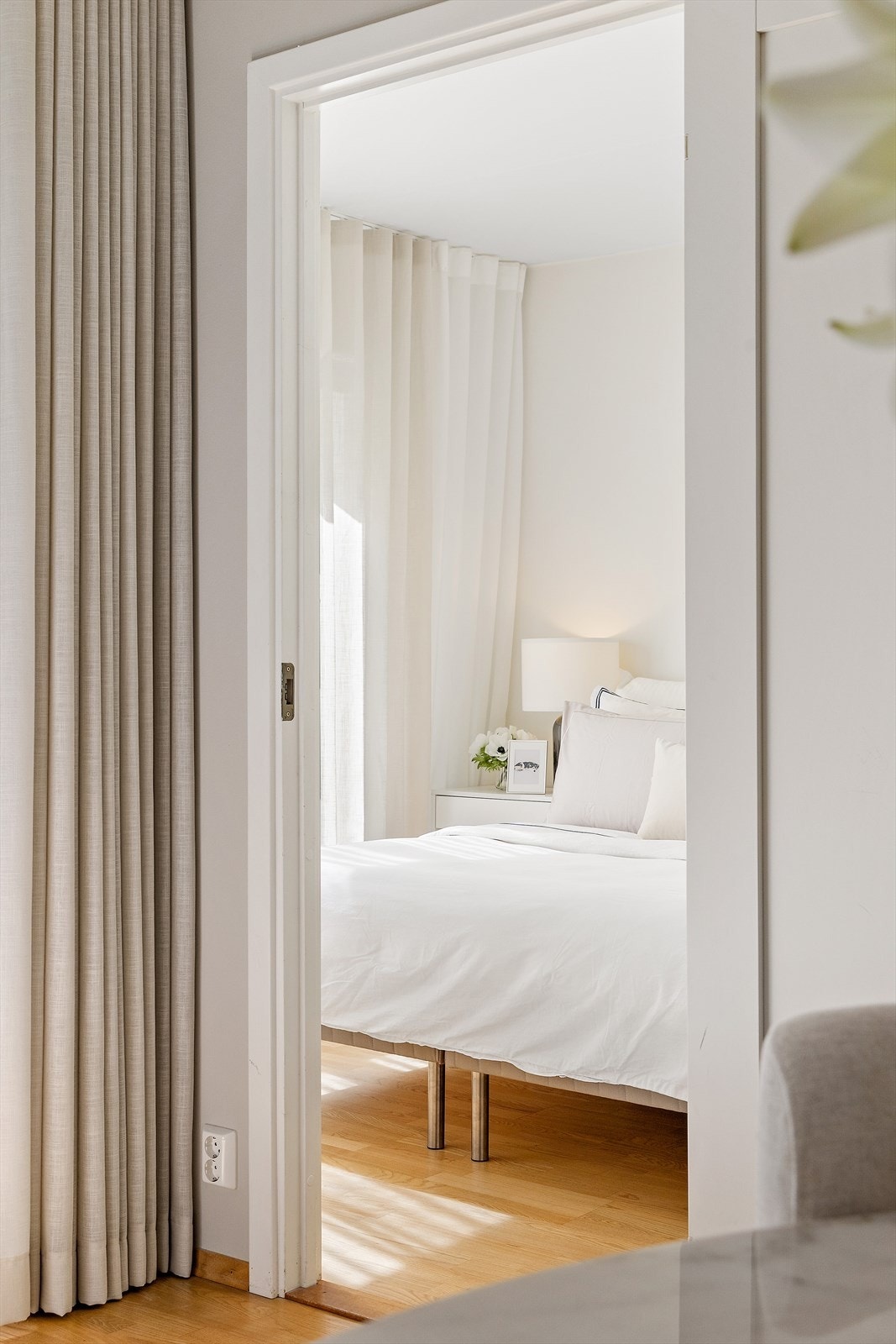 Soverom sett fra stue. Legg merke til lysinnslippet. Galleribilde