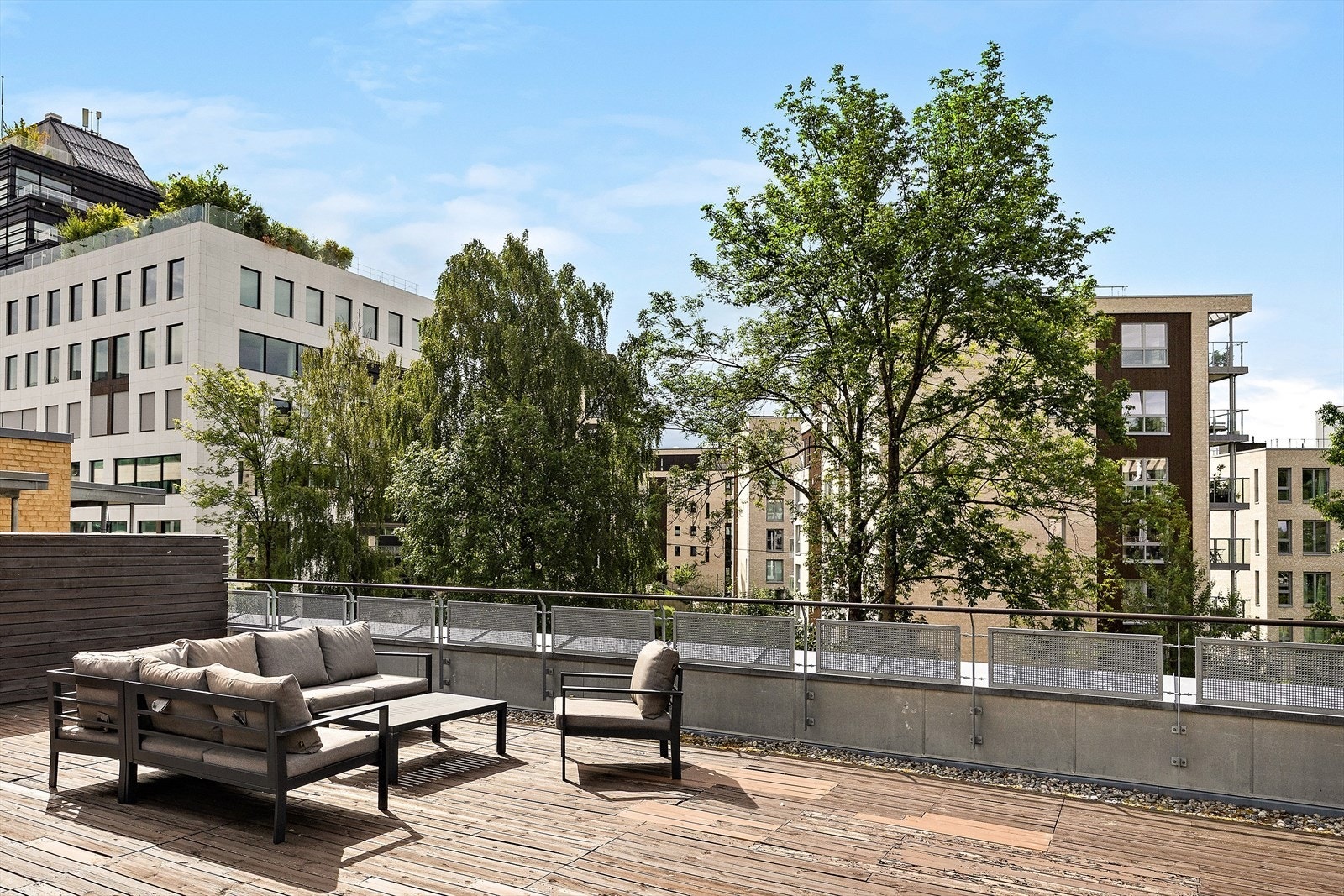 På toppen av bygget finner du en romslig takterrasse med flott utsyn og gode solforhold gjennom hele dagen - perfekt for sosiale sammenkomster og solfylte dager. Galleribilde