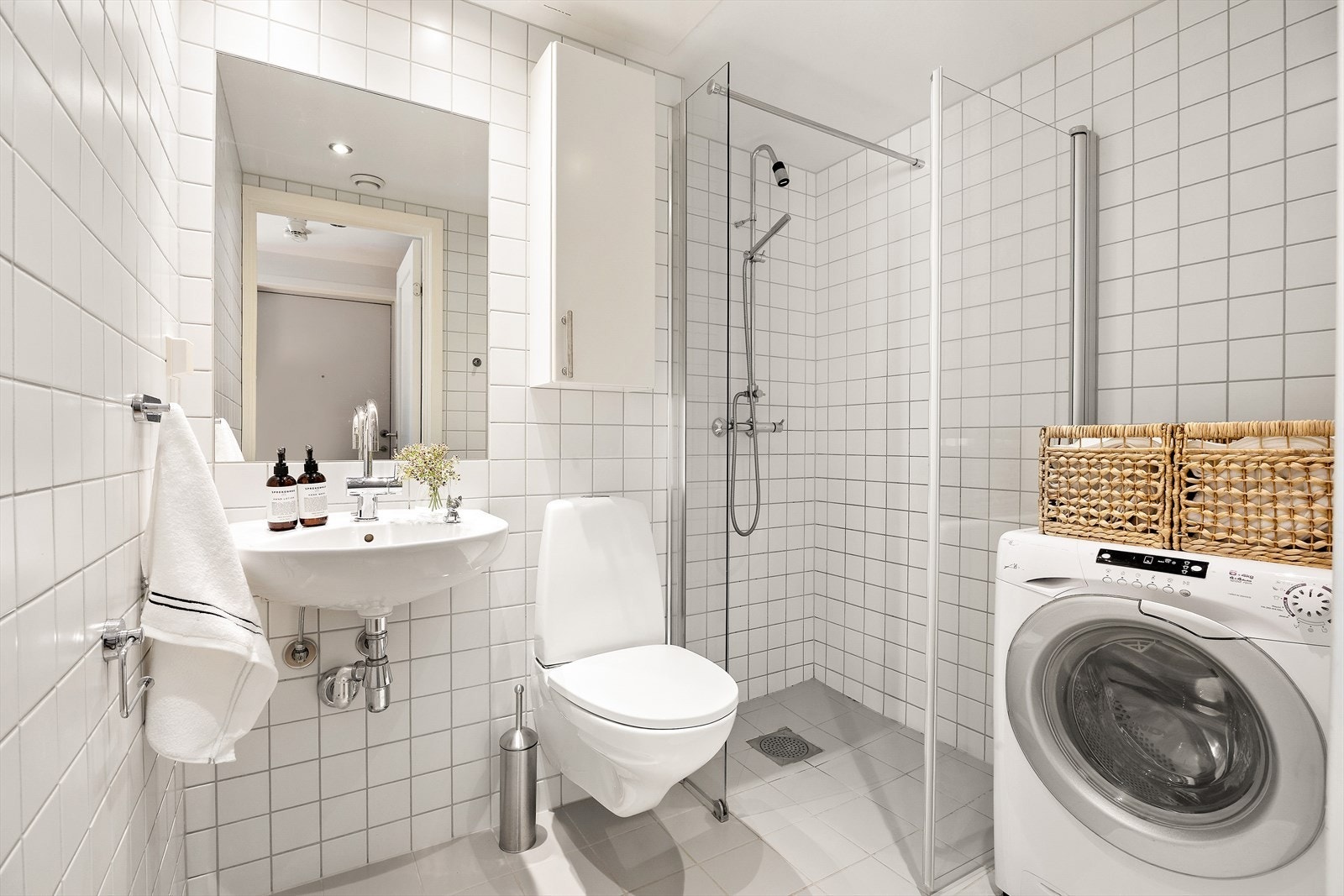 Pent, flislagt bad fra byggeår med et tidløst og moderne uttrykk. Galleribilde