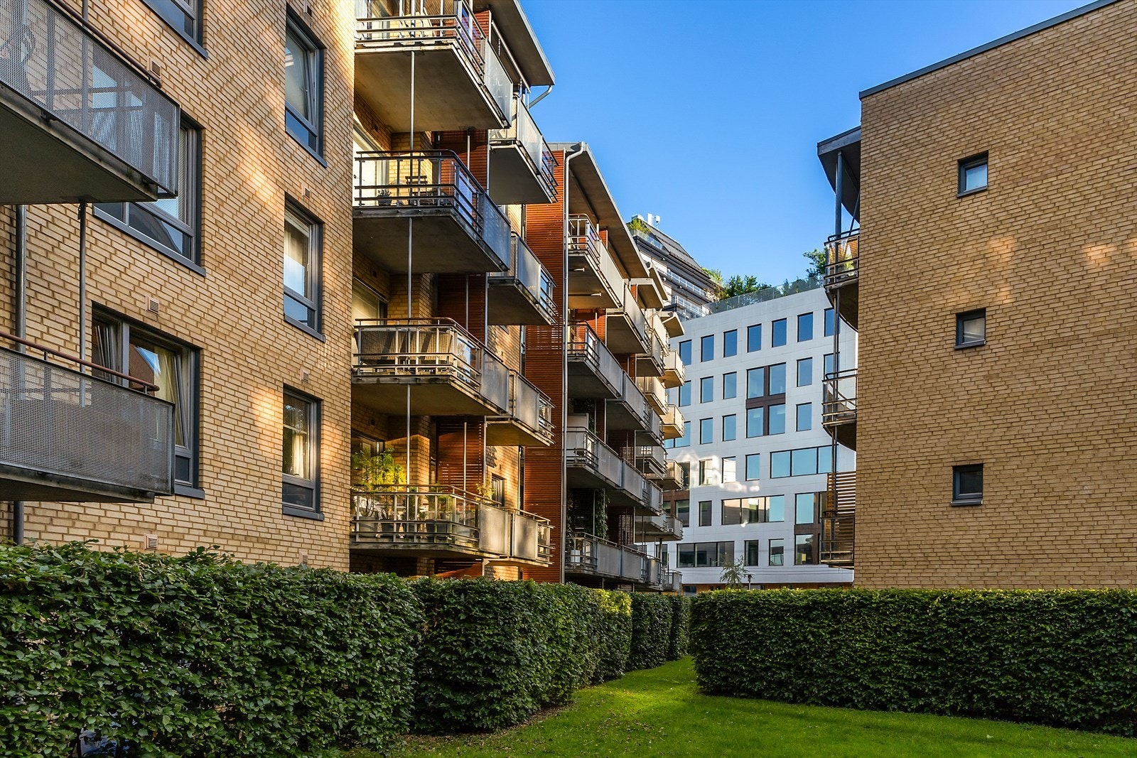 Boligen er en del av et veldrevet sameie med velstelte fellesarealer, god vedlikeholdshistorikk og praktiske fasiliteter som heis, sykkelparkering og garasjeanlegg. Galleribilde