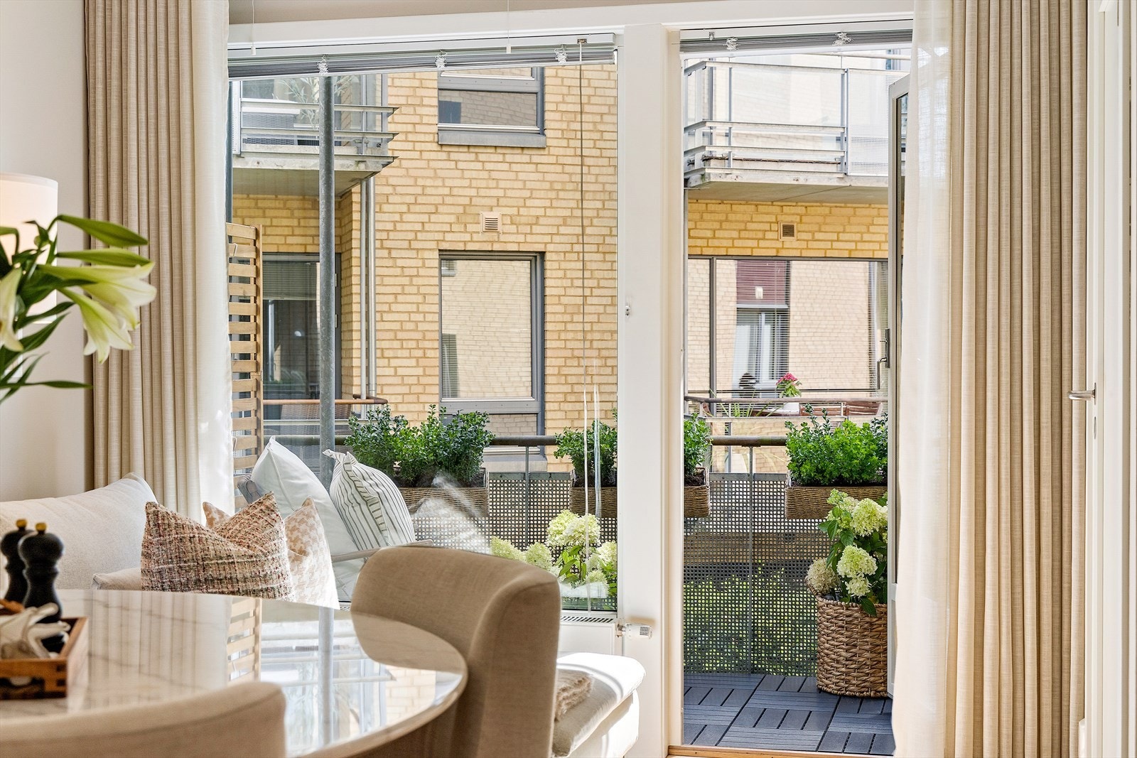 Fra stuen er det direkte utgang til balkongen, som skaper en fin overgang mellom inne- og uterom. Galleribilde