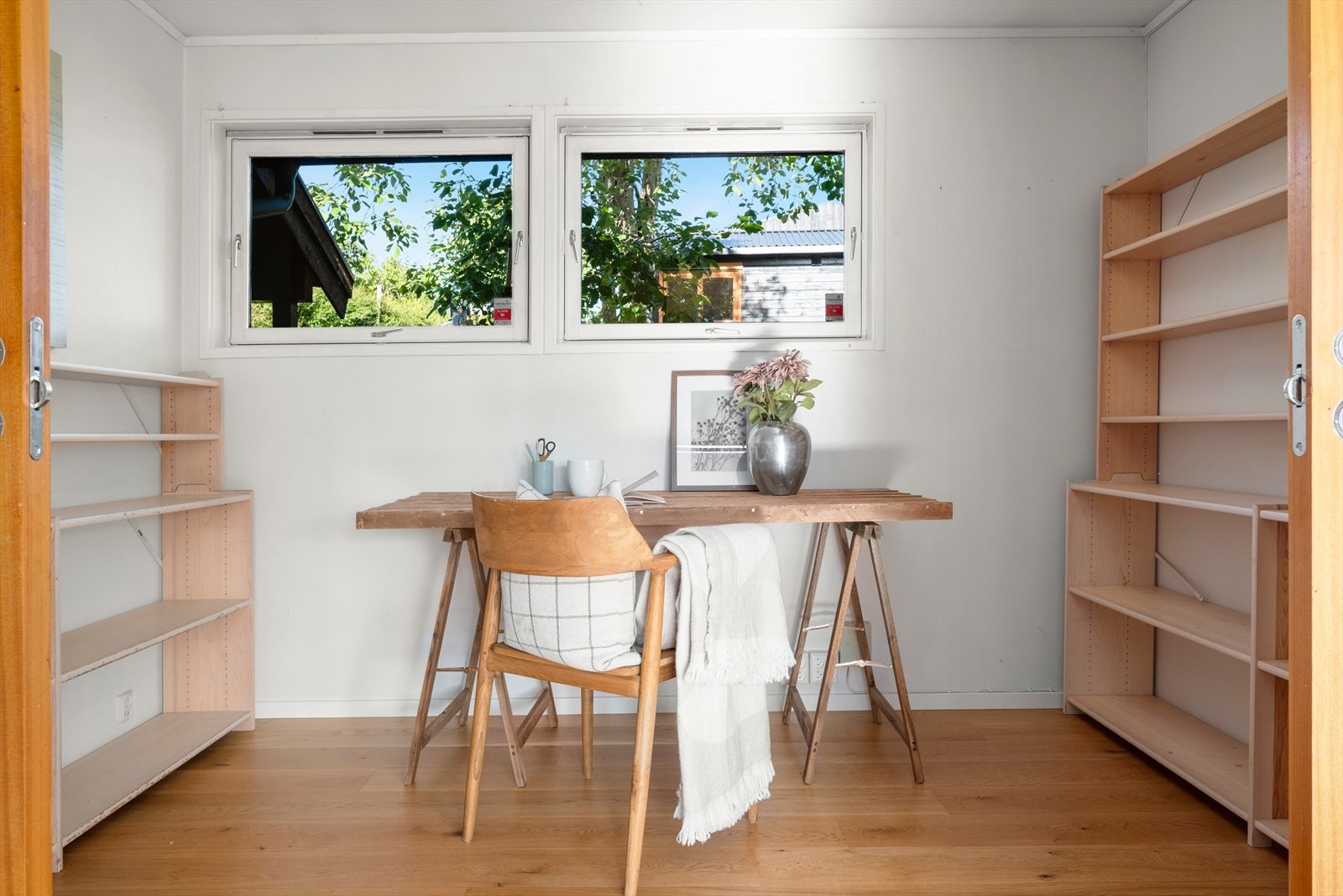 Romslig kontor på 7,5 m² med gode møbleringsmuligheter. Galleribilde