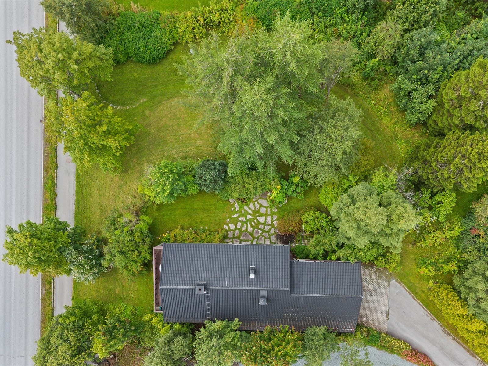 Tomta utgjør hele 1 737 m². Galleribilde