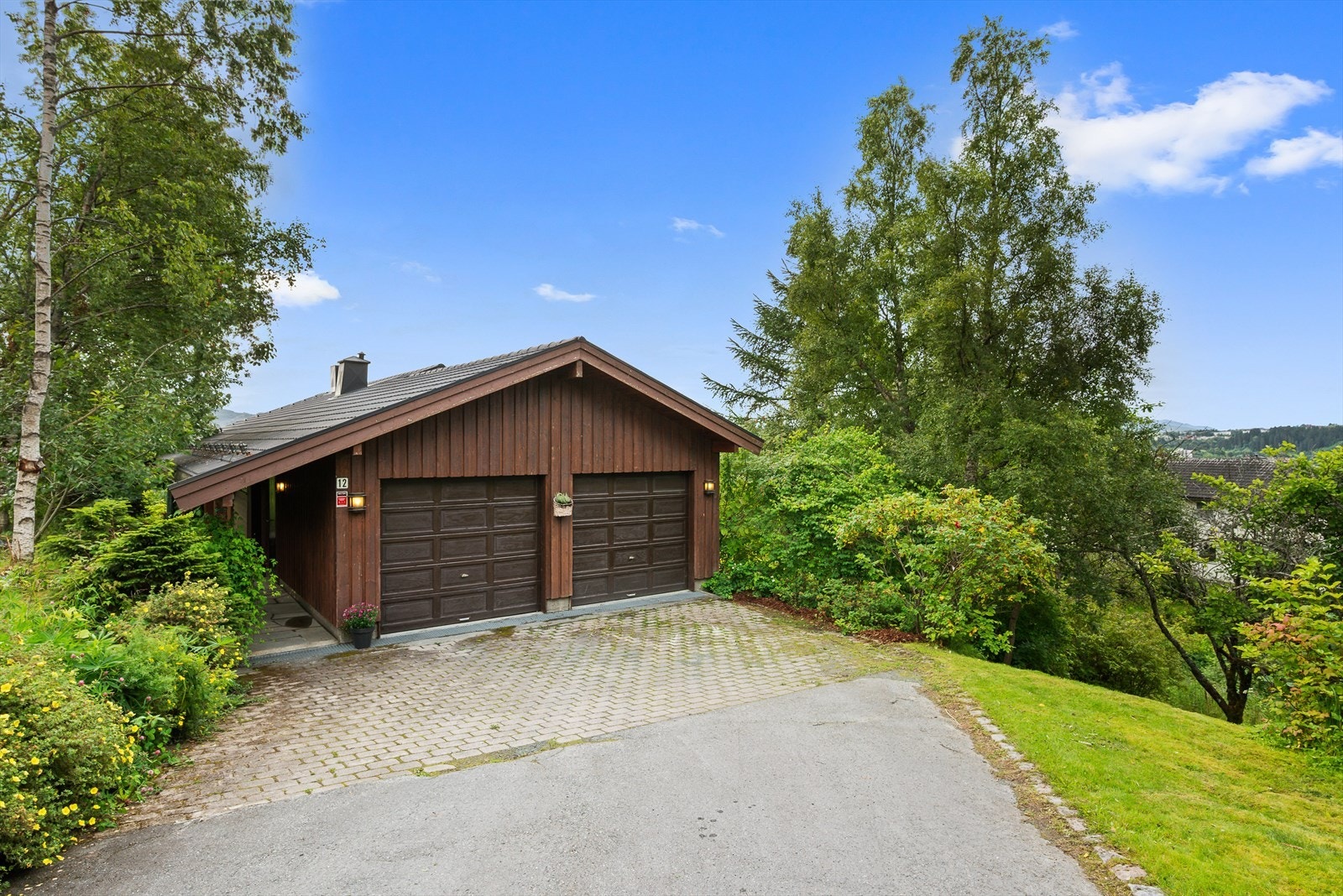 I tilknytning til boligen er det en romslig dobbeltgarasje på hele 34 m². Galleribilde