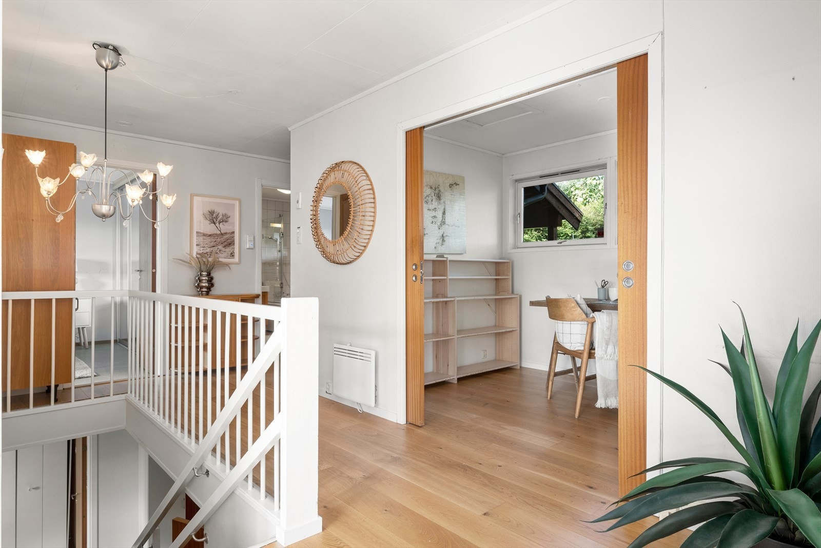 Ved inngangspartiet ligger et praktisk soverom som i dag benyttes som kontor. Galleribilde