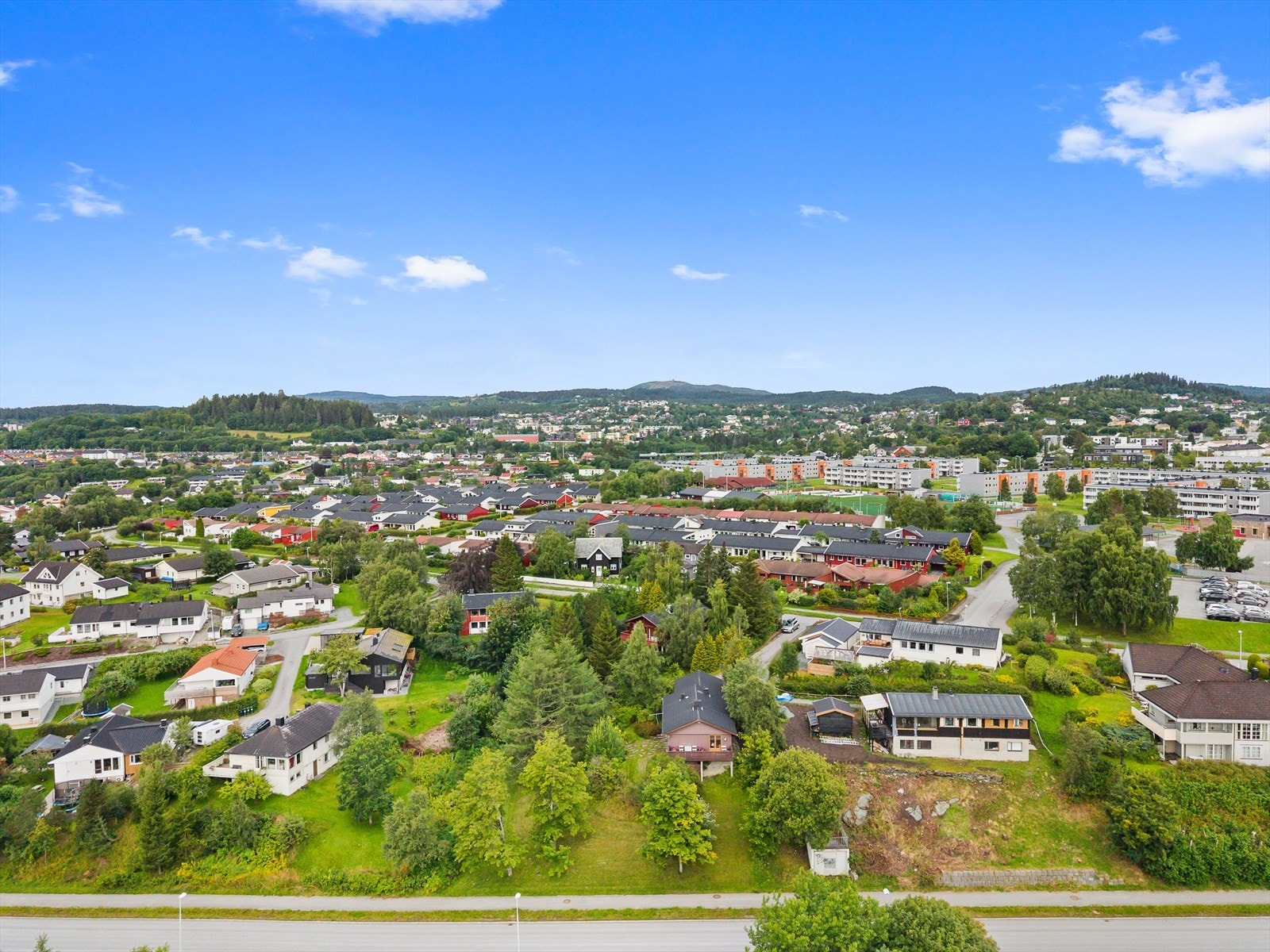 Her bor du i et attraktivt og etablert boligområde med kort vei til både barnehage og skole. Galleribilde