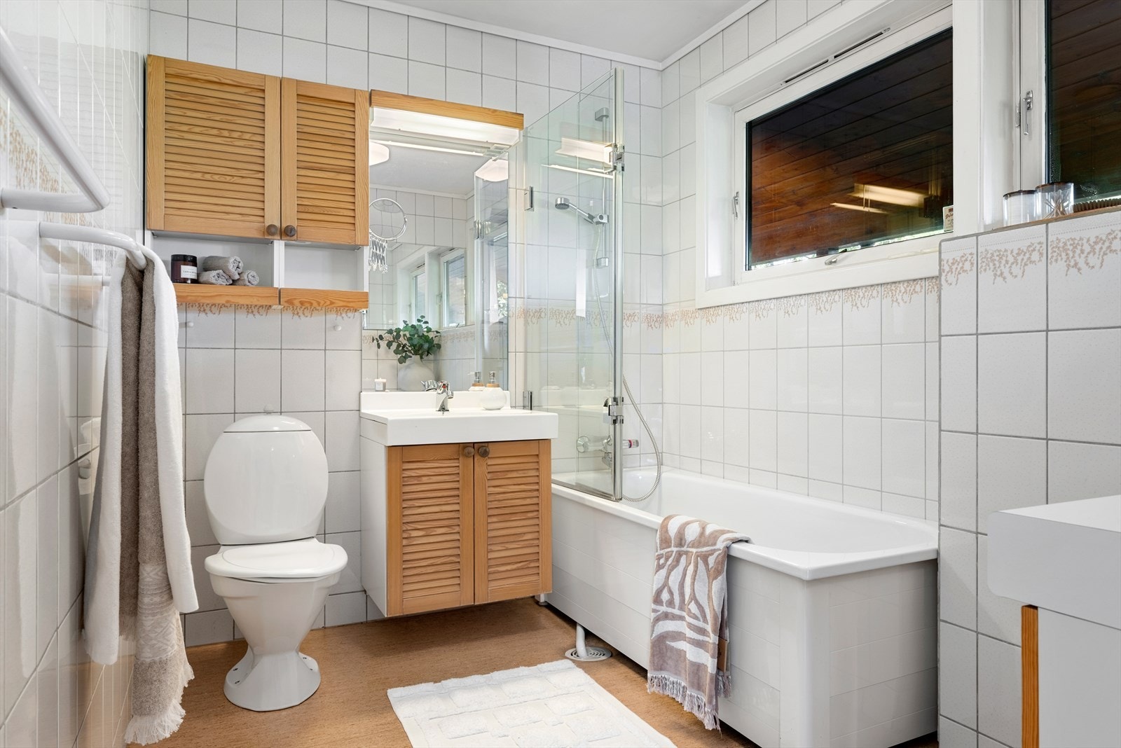 Praktisk bad på 5,6 m² i 1. etasje. Galleribilde