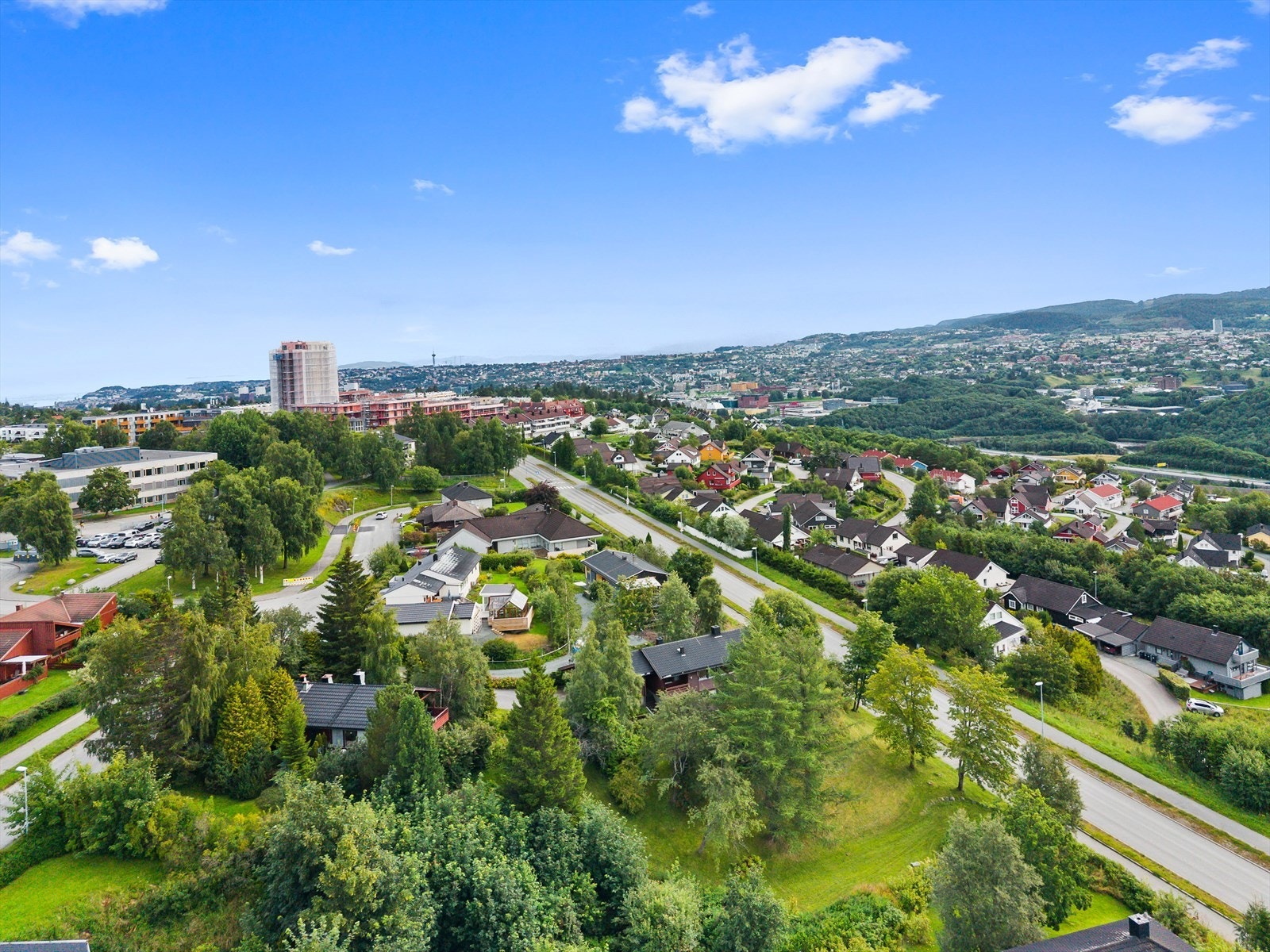 Fra boligen er det gangavstand til flere servicetilbud og fasiliteter, blant annet REMA 1000 Hallset og 3T-Byåsen. Galleribilde