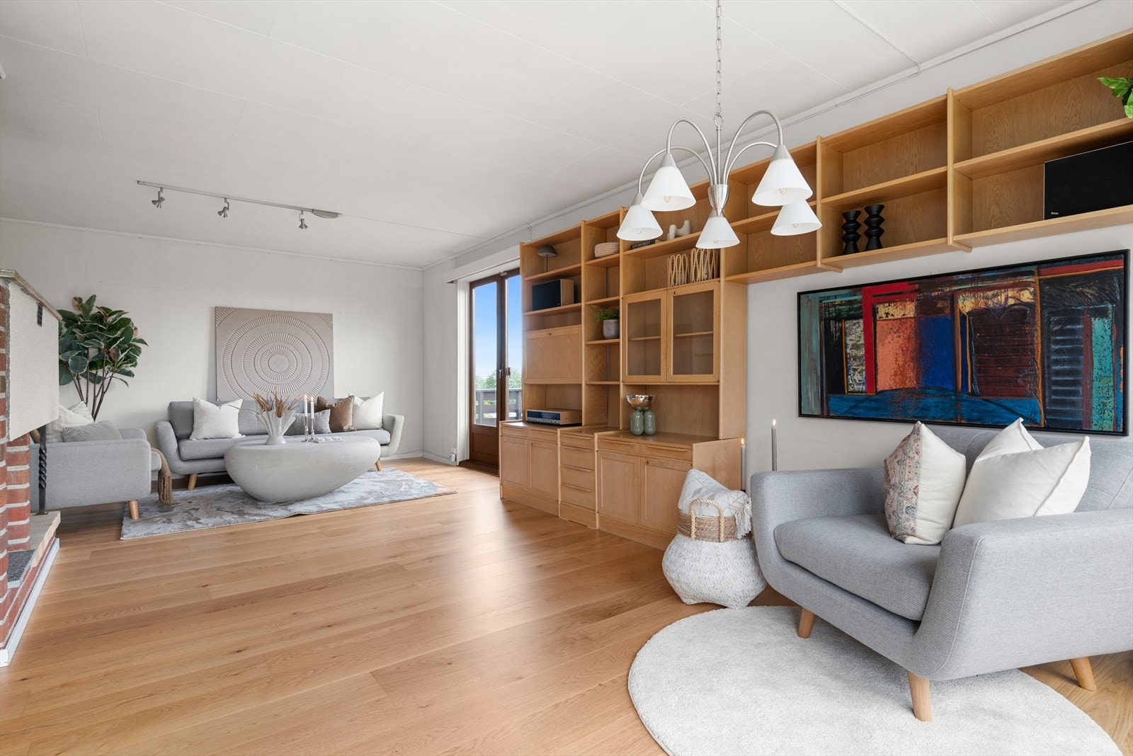 Fra stuen er det direkte utgang til boligens veranda. Galleribilde