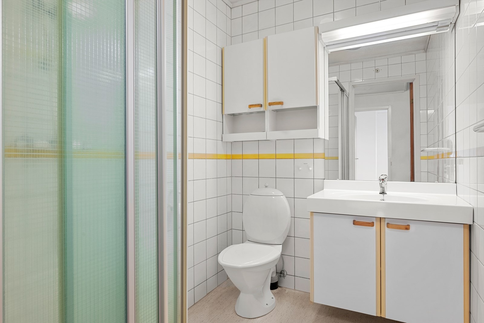 Badet i underetasjen er på 3,3 m² og er utstyrt med dusj, wc og innredning med servant. Galleribilde