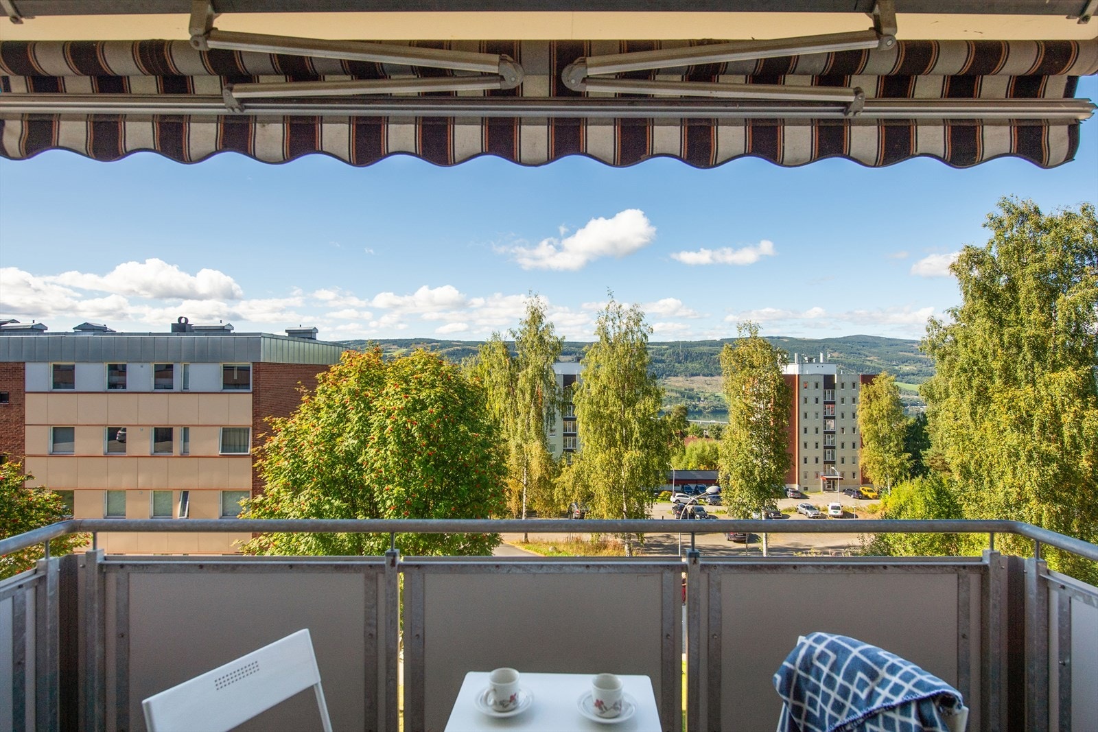 Balkongen er utstyrt med markise og har plass til sittegruppe. Galleribilde