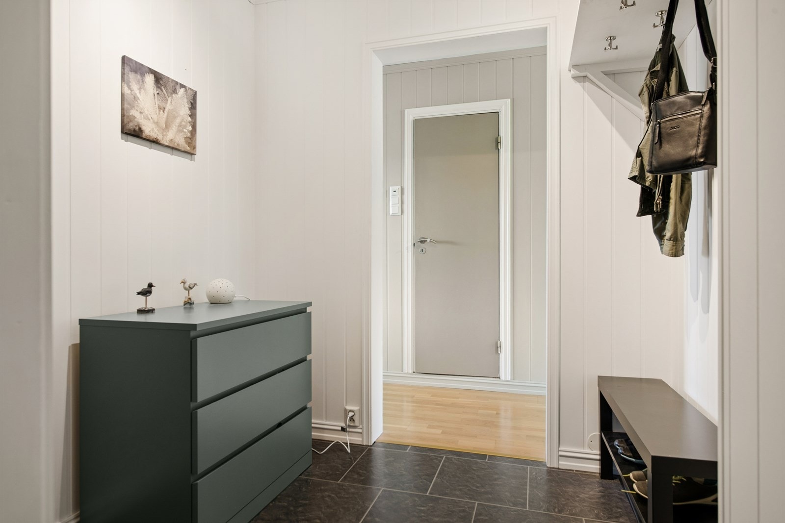 Leiligheten disponerer en bod i kjeller på ca. 3 m², samt en del av felles bod. Galleribilde