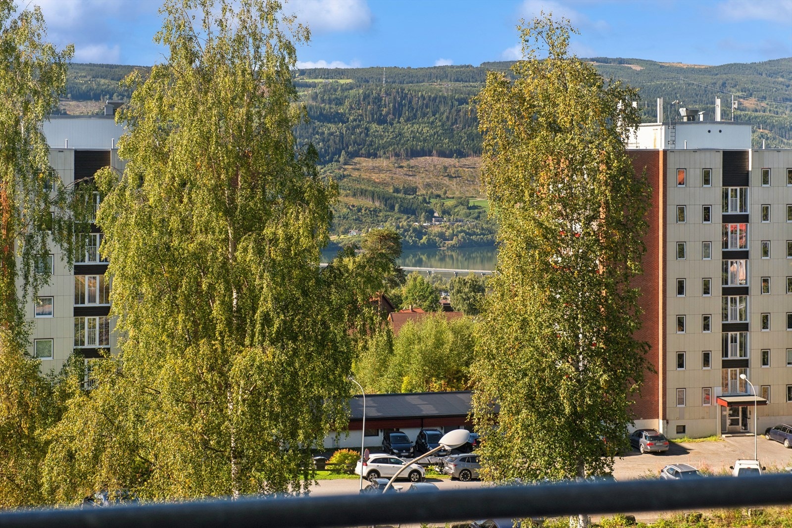 Leiligheten har en fin beliggenhet, ca. 1 km ovenfor Lillehammer sentrum, med nærhet til butikker, servicetilbud og øvrige fasiliteter. Galleribilde