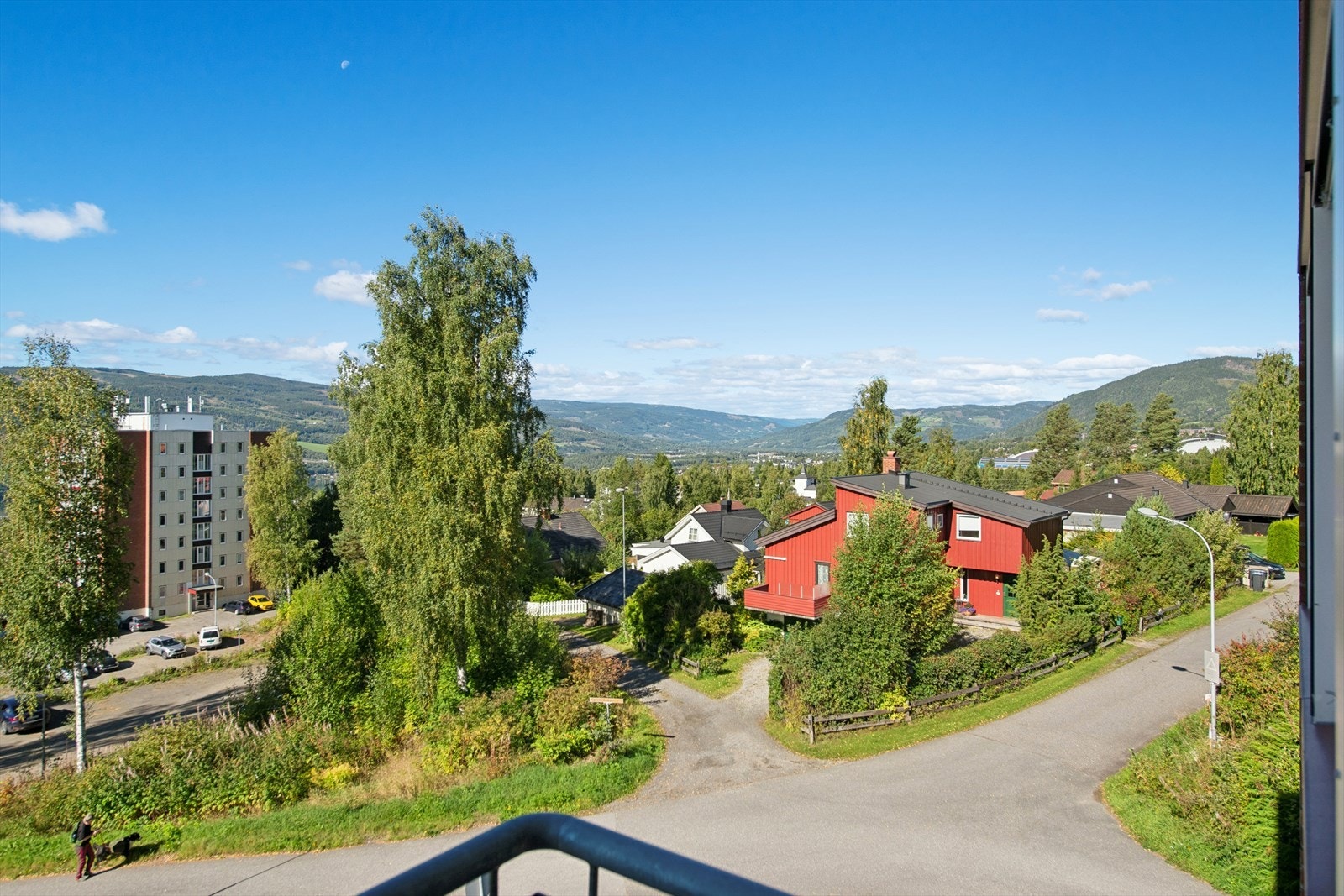 Herfra kan du nyte en åpen utsikt over det frodige nærområdet og åsene omkring. Galleribilde