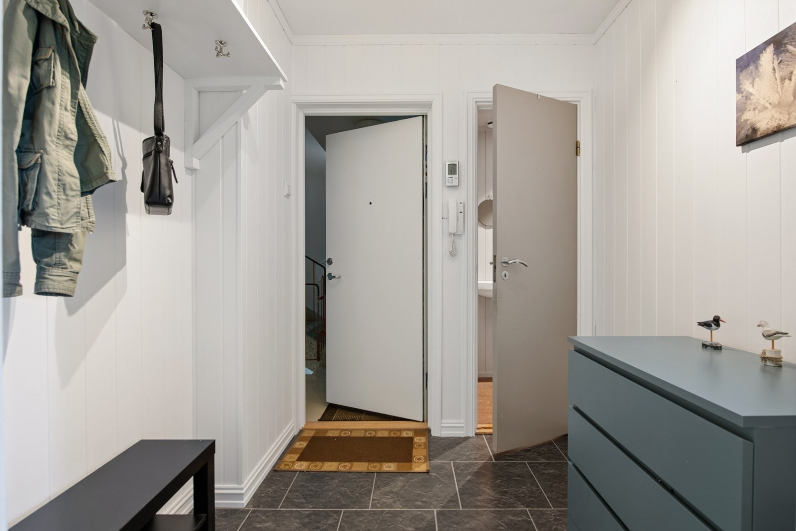 Romslig entré med gode oppbevaringsmuligheter. Galleribilde
