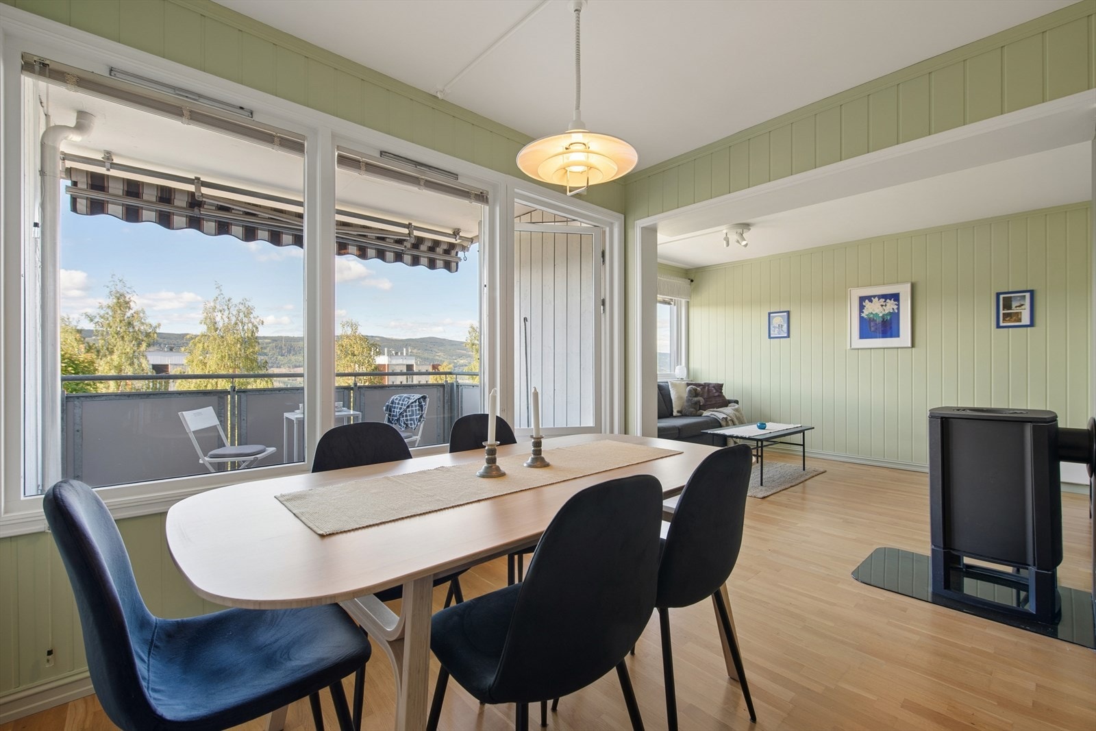 De store vindusflatene slipper inn rikelig med naturlig lys og bidrar til en luftig romfølelse. Galleribilde