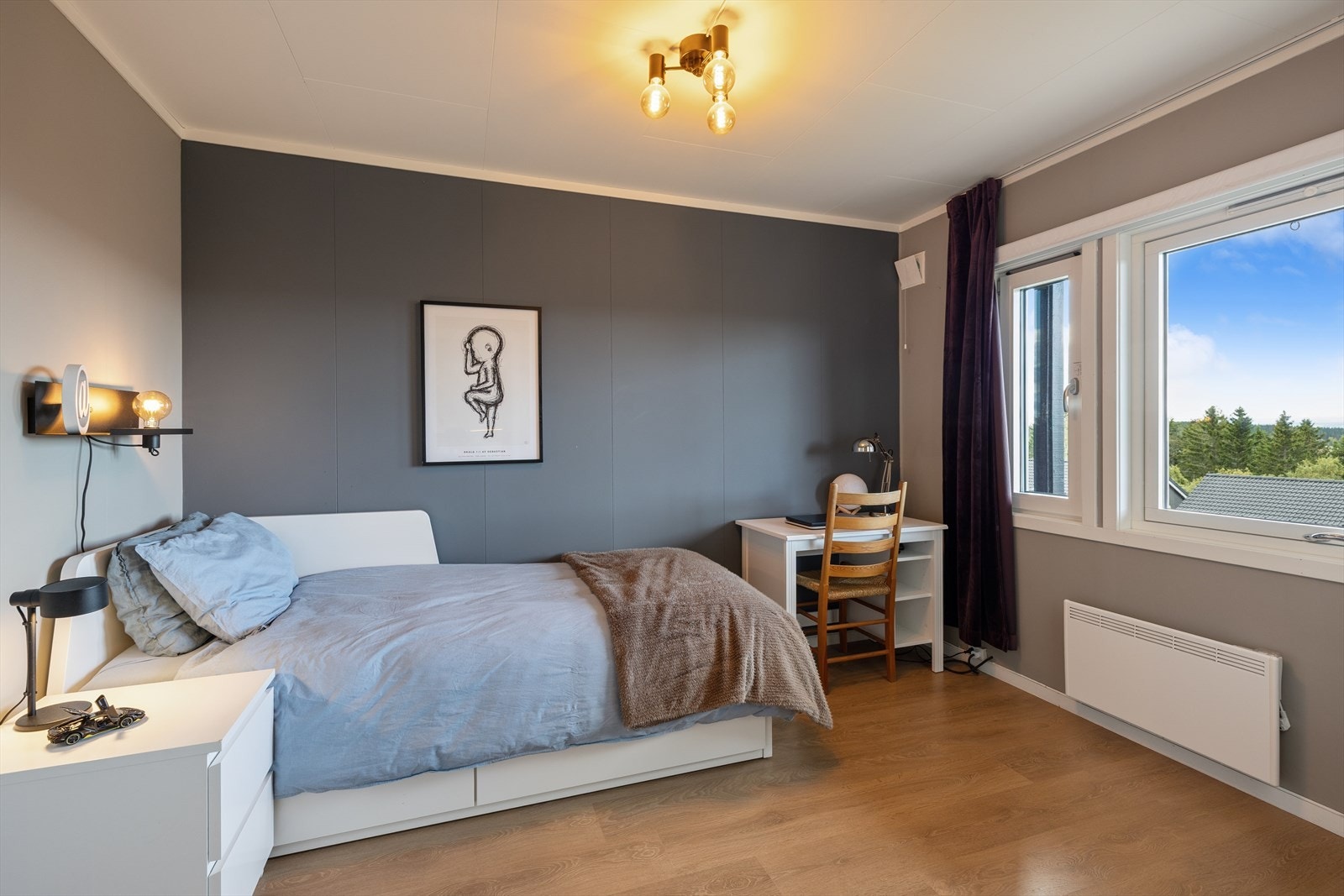 Underetasjen har ytterligere et soverom som egner seg godt som barnerom eller gjesterom. Galleribilde