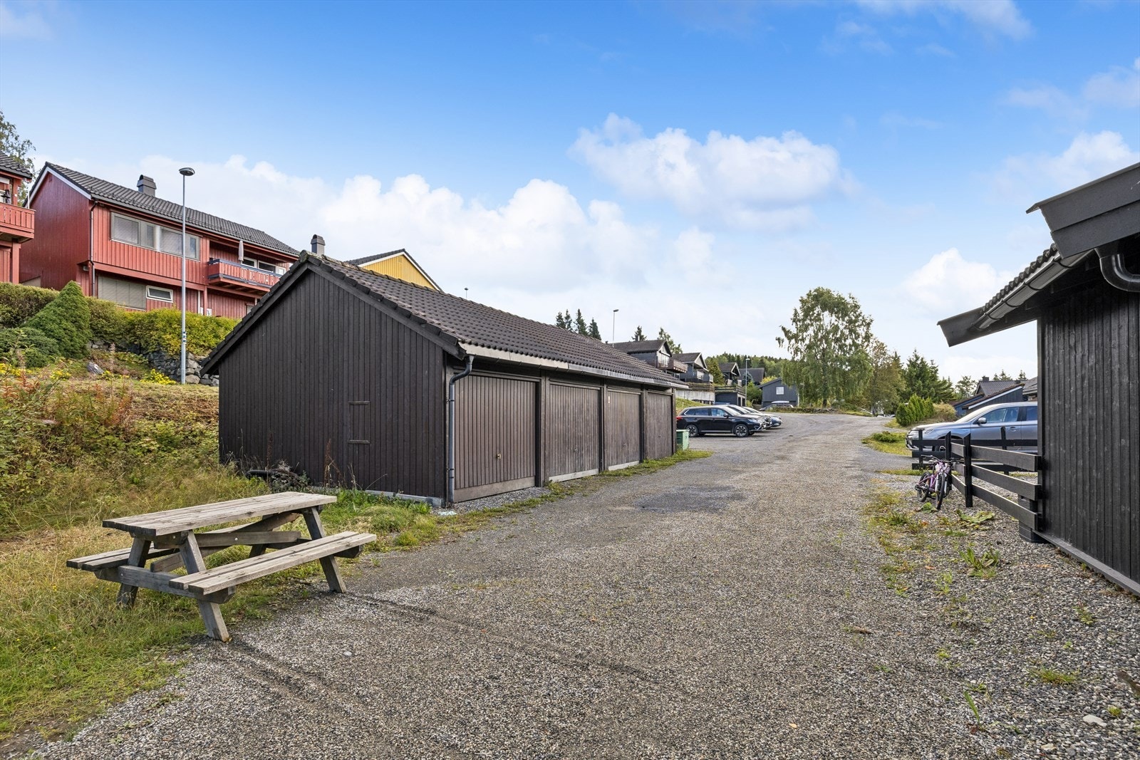 Det medfølger garasjeplass i felles garasjebygg like ved boligen. Galleribilde