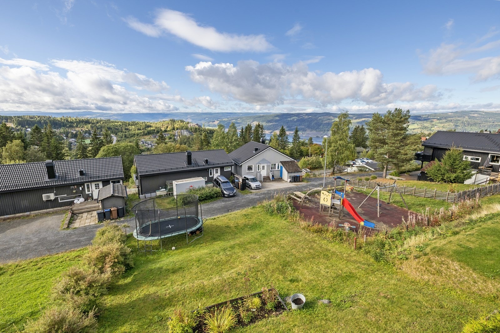 Attraktiv beliggenhet i Vårsetergrenda med kort vei til skoler, barnehager og helårs turterreng. Galleribilde