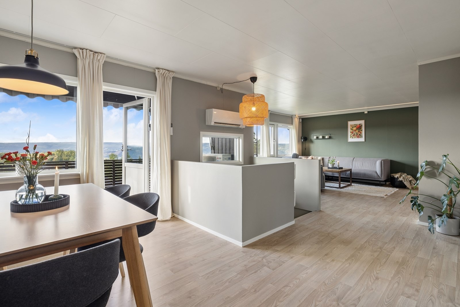 Store vindusflater som slipper inn rikelig med dagslys og gir flott utsyn mot nærområdet. Galleribilde